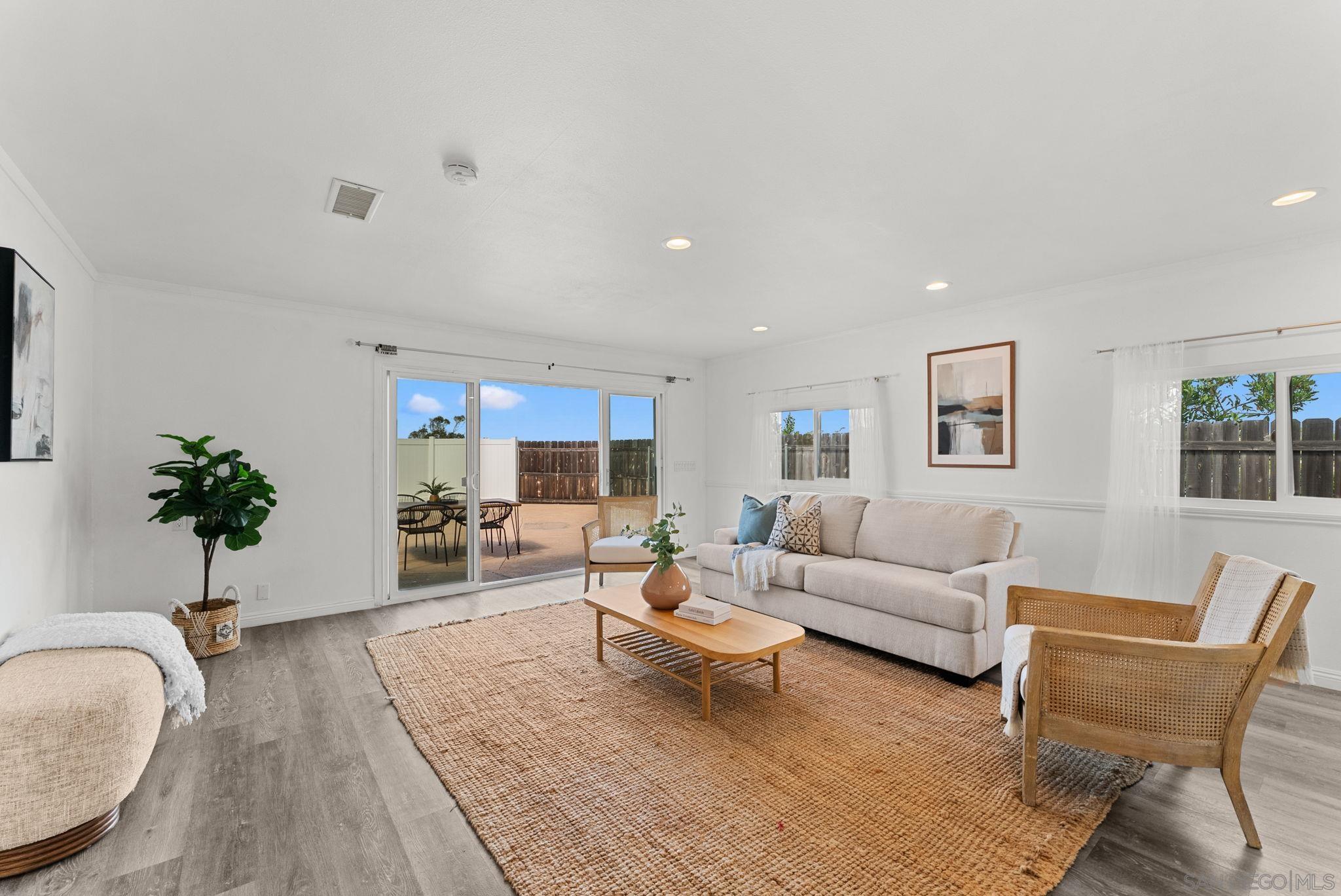 Detail Gallery Image 3 of 29 For 1305  Cornish Drive, Oceanside,  CA 92054 - 6 Beds | 3 Baths