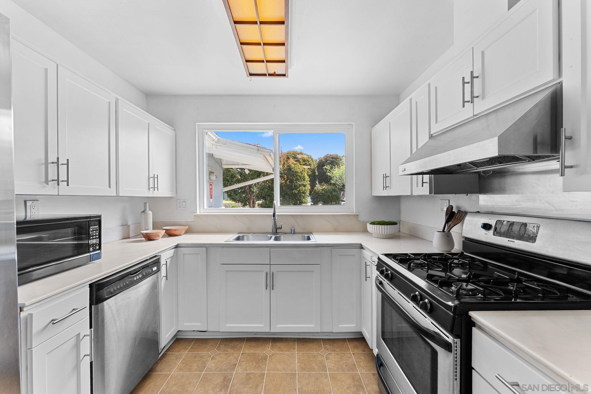 Detail Gallery Image 7 of 29 For 1305  Cornish Drive, Oceanside,  CA 92054 - 6 Beds | 3 Baths