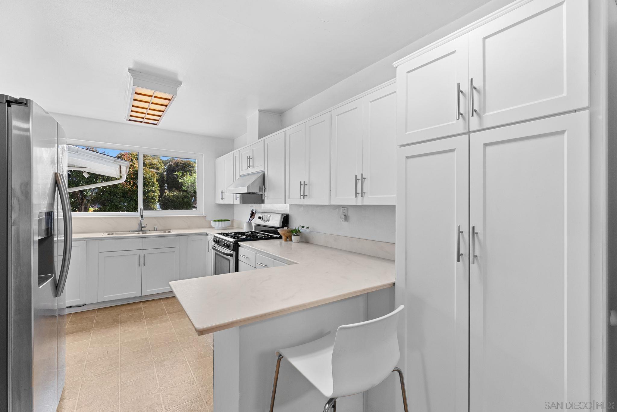 Detail Gallery Image 8 of 29 For 1305  Cornish Drive, Oceanside,  CA 92054 - 6 Beds | 3 Baths