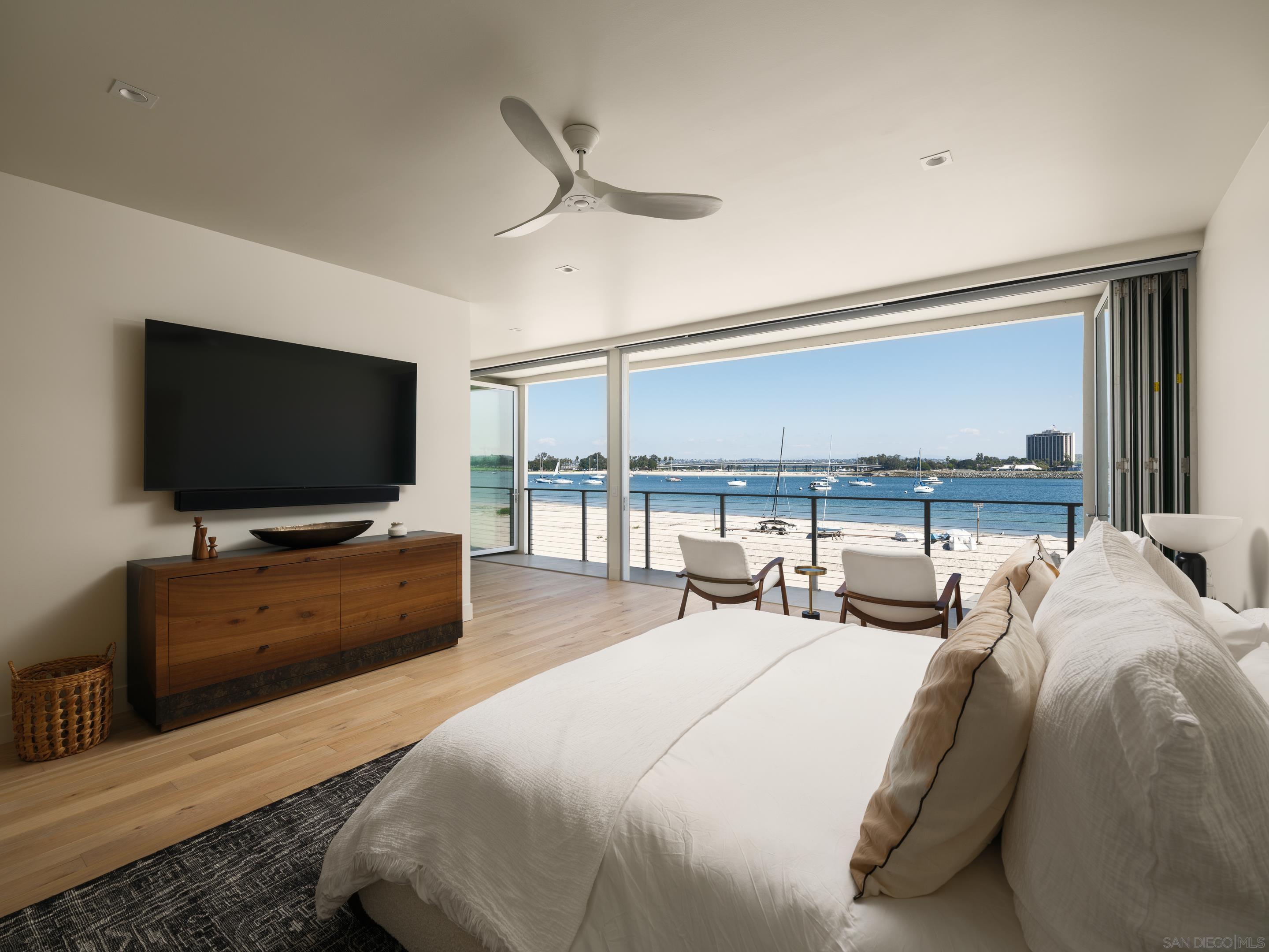 Detail Gallery Image 35 of 72 For 2841  Bayside Walk, San Diego,  CA 92109 - 4 Beds | 4 Baths