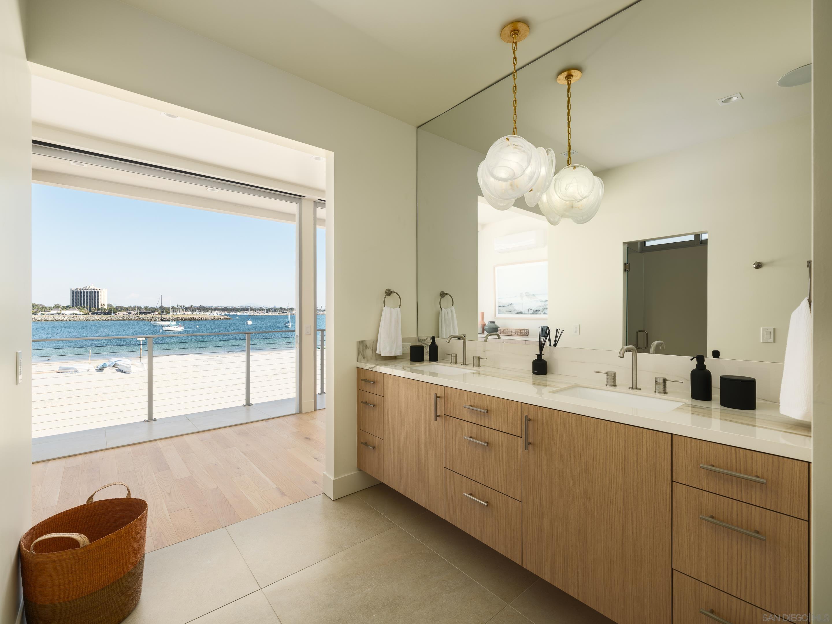 Detail Gallery Image 39 of 72 For 2841  Bayside Walk, San Diego,  CA 92109 - 4 Beds | 4 Baths