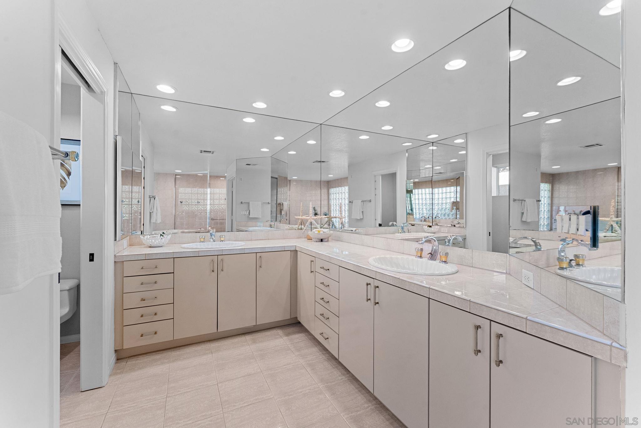 Detail Gallery Image 14 of 29 For 6984  via Estrada, La Jolla,  CA 92037 - 4 Beds | 4 Baths