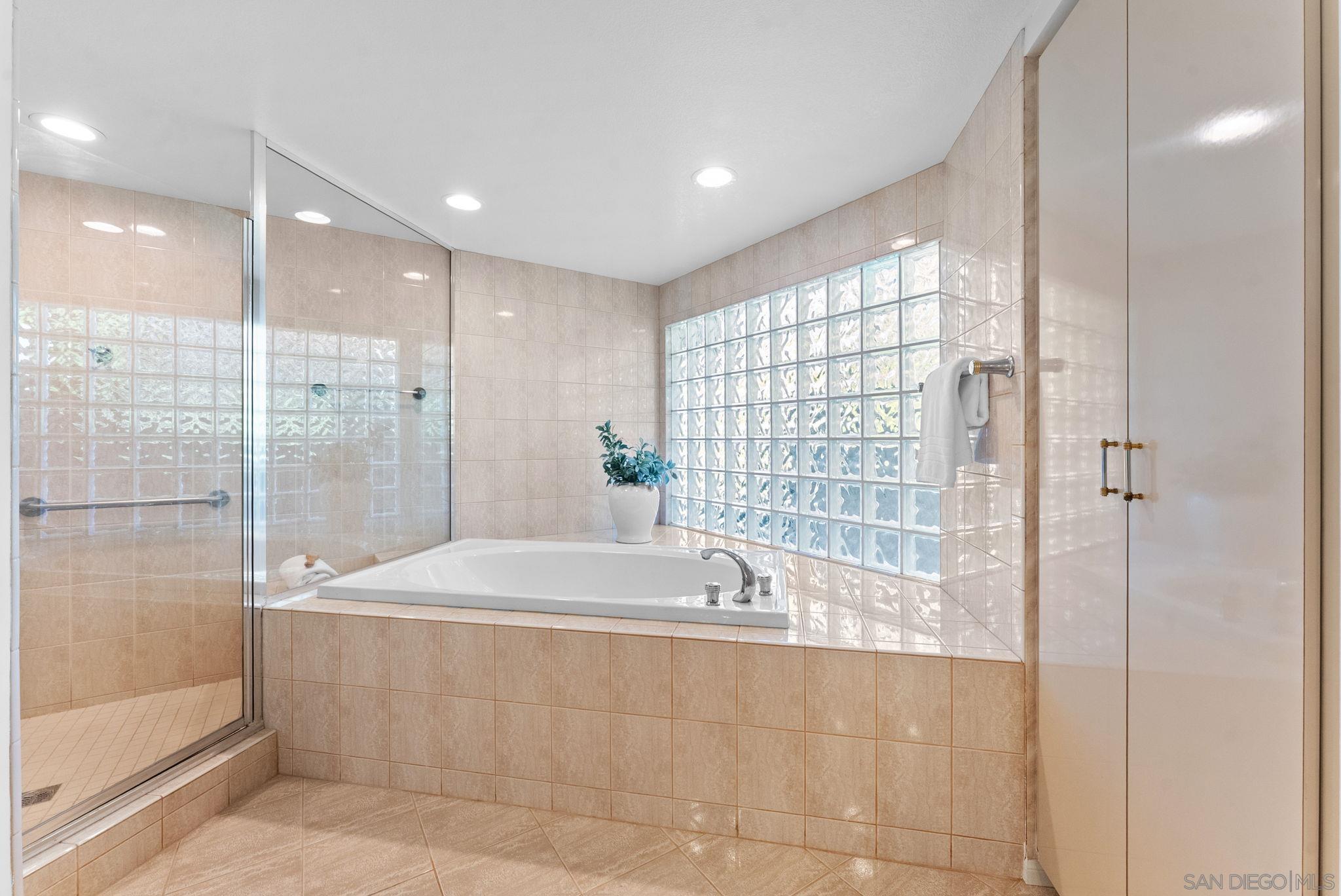 Detail Gallery Image 15 of 29 For 6984  via Estrada, La Jolla,  CA 92037 - 4 Beds | 4 Baths