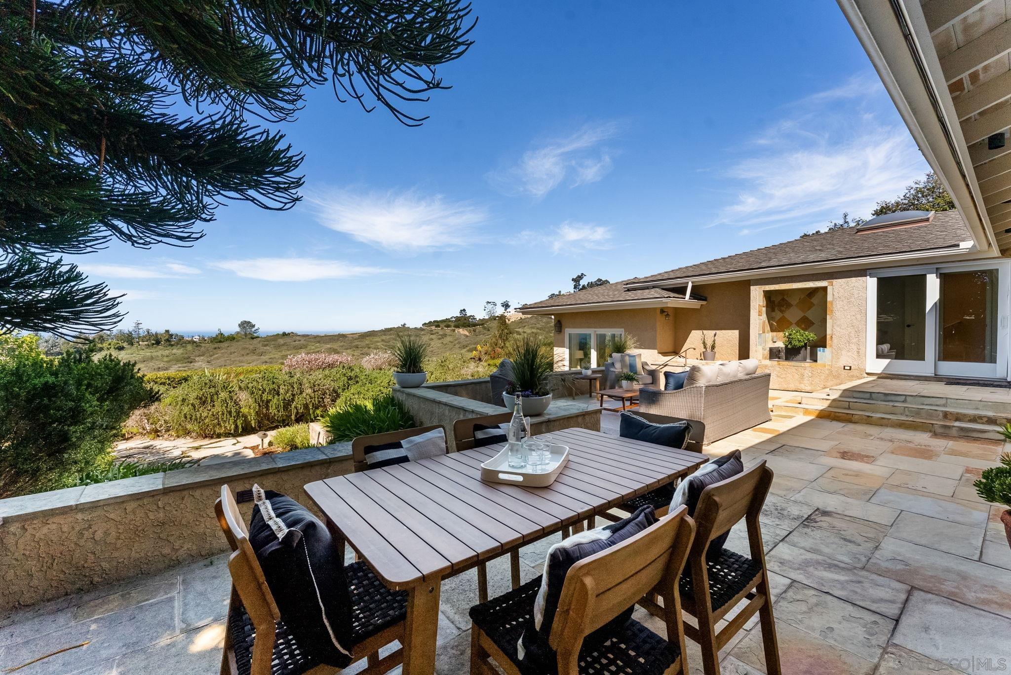 Detail Gallery Image 17 of 29 For 6984  via Estrada, La Jolla,  CA 92037 - 4 Beds | 4 Baths