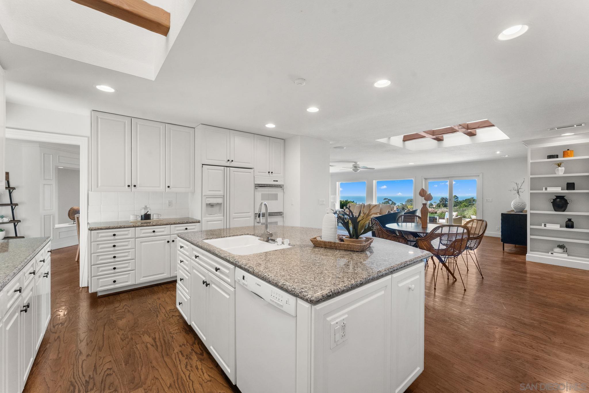 Detail Gallery Image 9 of 29 For 6984  via Estrada, La Jolla,  CA 92037 - 4 Beds | 4 Baths
