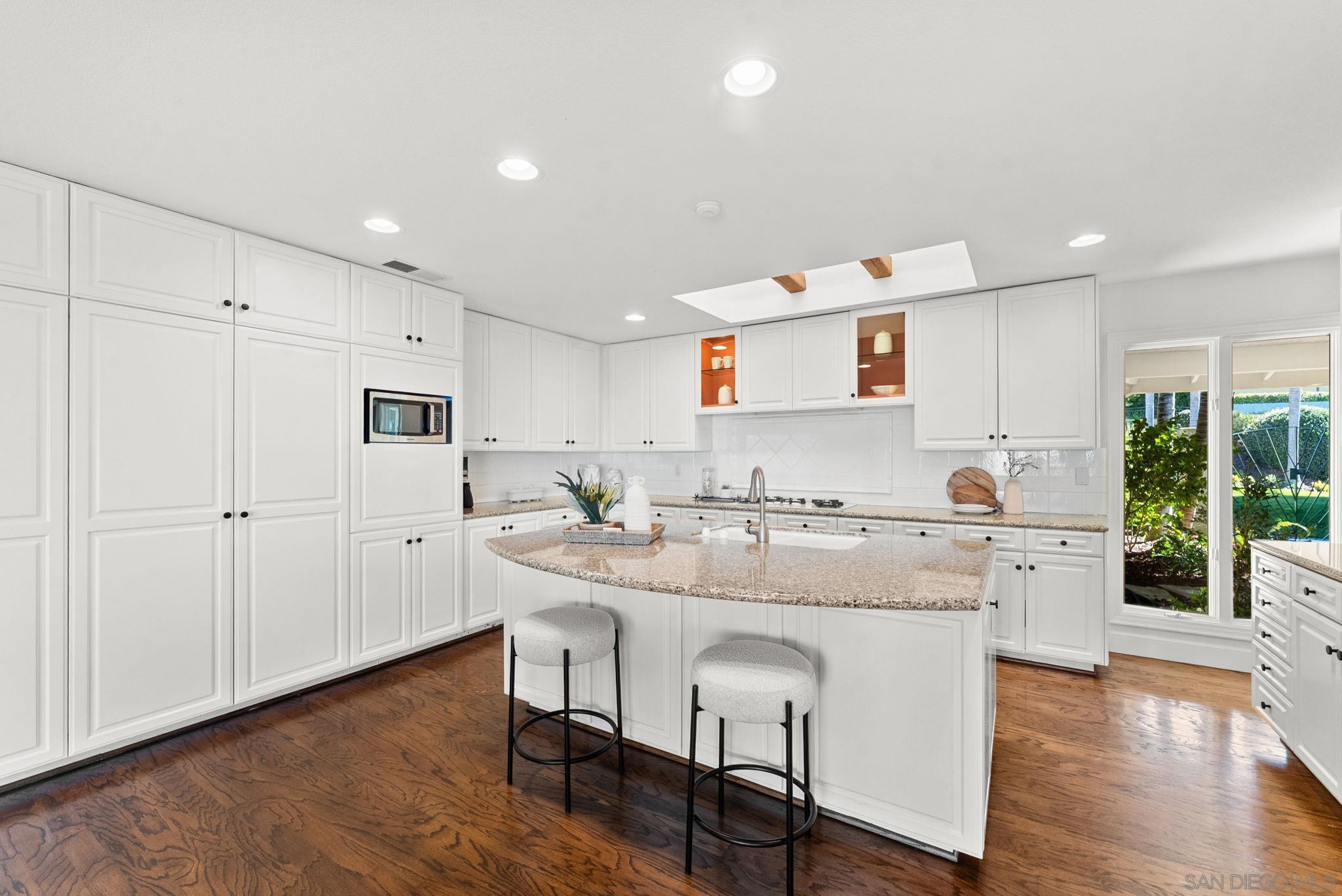 Detail Gallery Image 10 of 29 For 6984  via Estrada, La Jolla,  CA 92037 - 4 Beds | 4 Baths