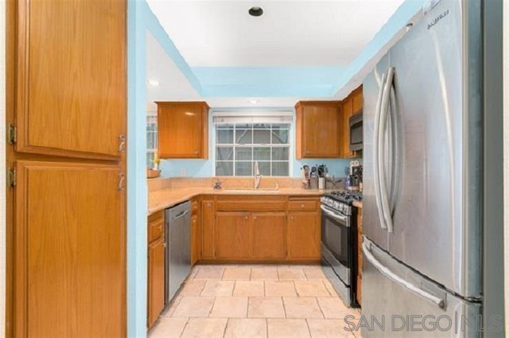 Detail Gallery Image 3 of 5 For 1652  Reed  #1,  San Diego,  CA 92109 - 3 Beds | 2 Baths