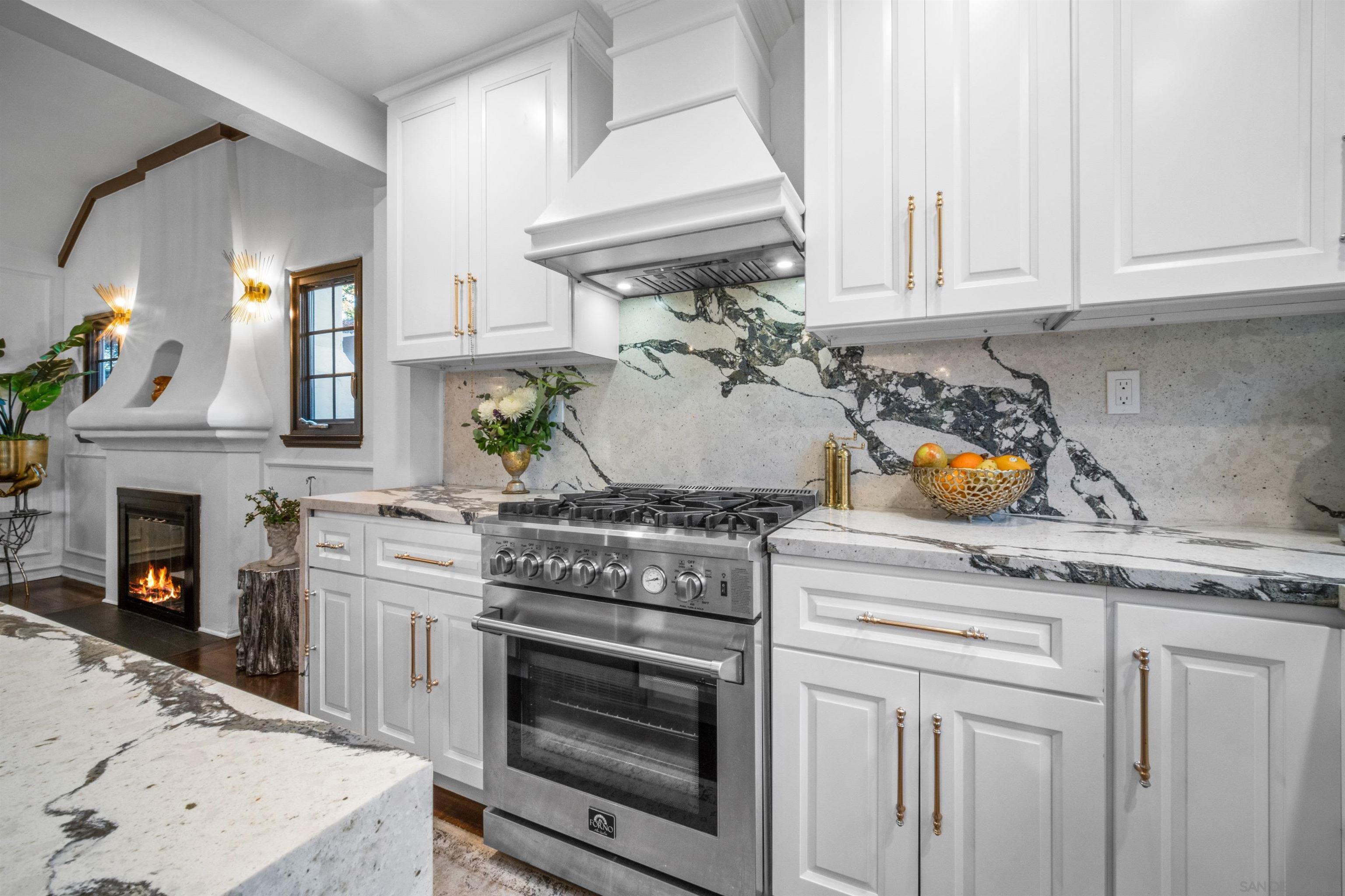 Detail Gallery Image 12 of 47 For 340  B Ave, Coronado,  CA 92118 - 4 Beds | 3 Baths