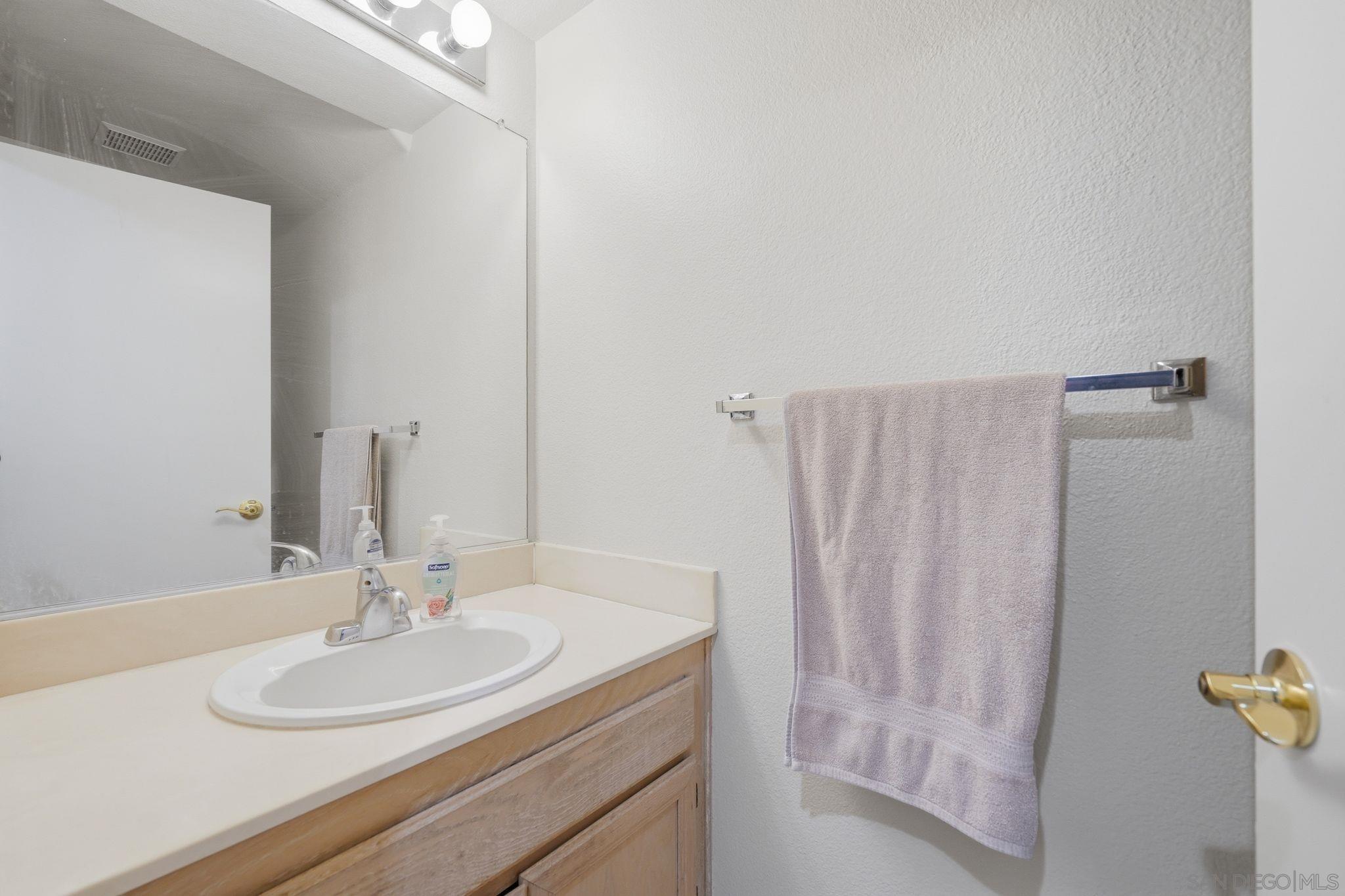 Detail Gallery Image 13 of 31 For 12233  via Hacienda, El Cajon,  CA 92019 - 4 Beds | 2/1 Baths