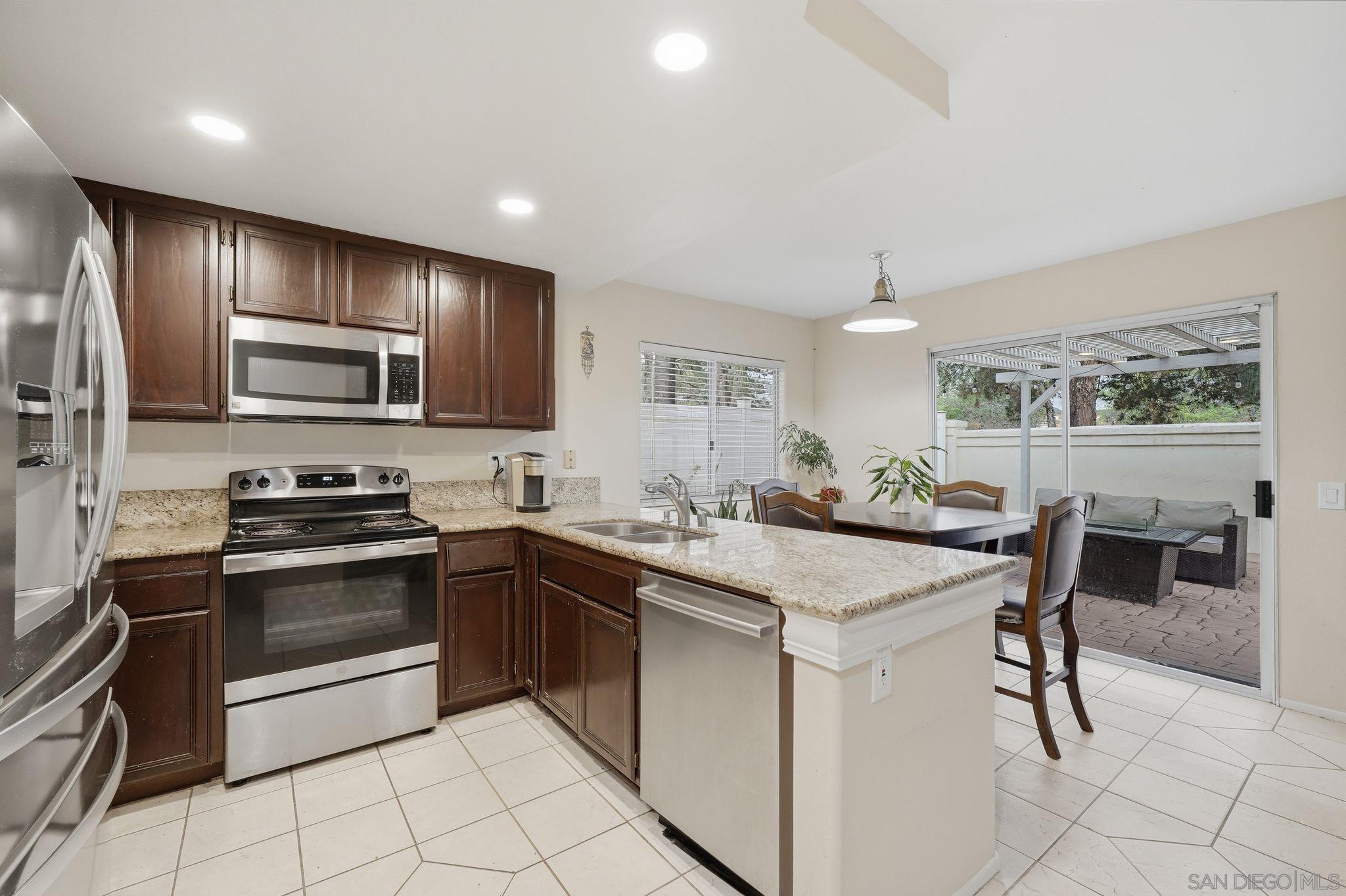 Detail Gallery Image 7 of 31 For 12233  via Hacienda, El Cajon,  CA 92019 - 4 Beds | 2/1 Baths