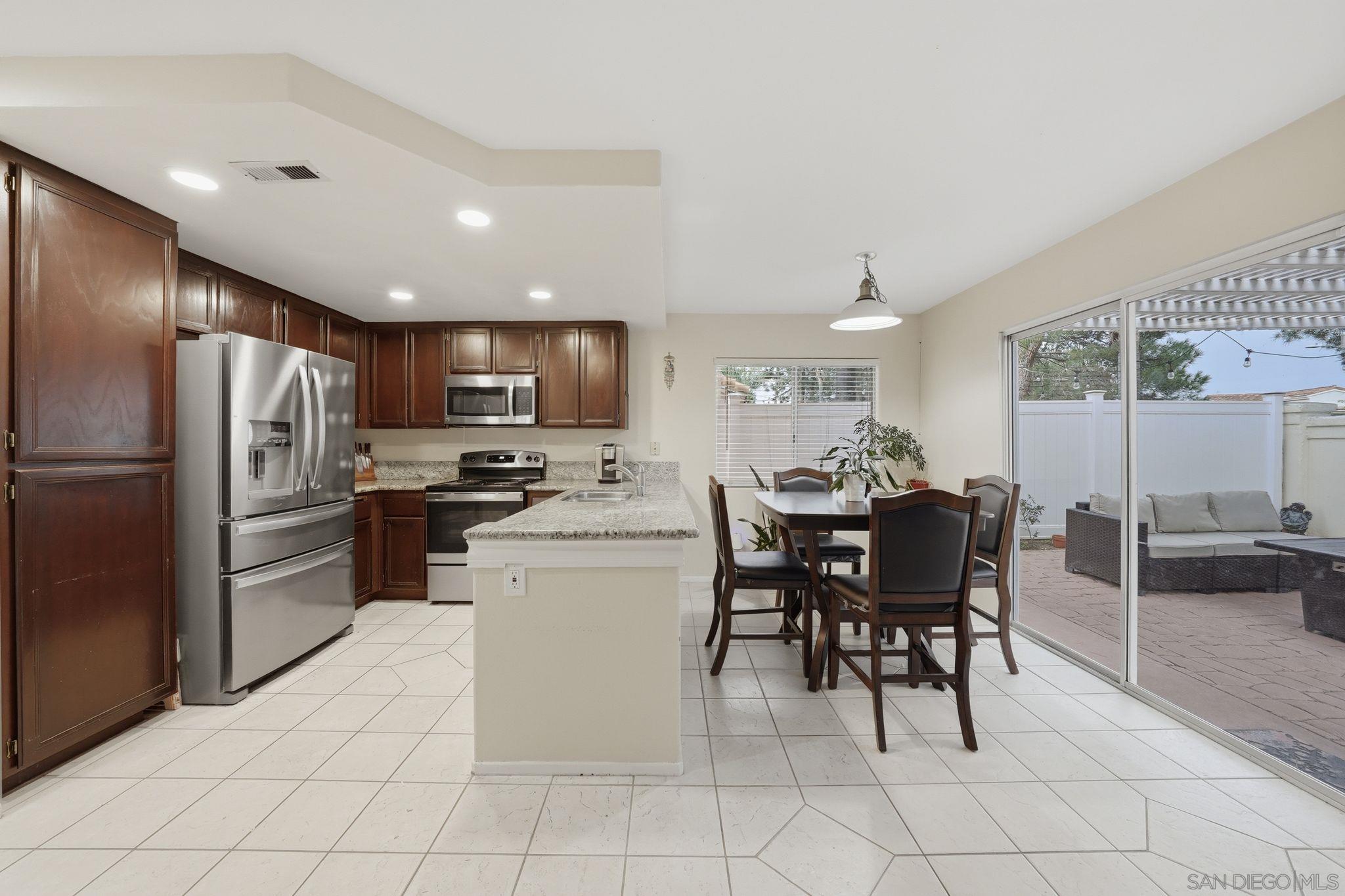 Detail Gallery Image 9 of 31 For 12233  via Hacienda, El Cajon,  CA 92019 - 4 Beds | 2/1 Baths