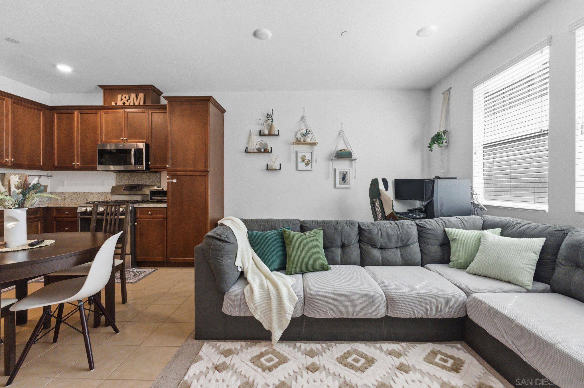 Detail Gallery Image 11 of 50 For 1512  Champion Lane  #UNIT 2,  Chula Vista,  CA 91915 - 3 Beds | 2/1 Baths