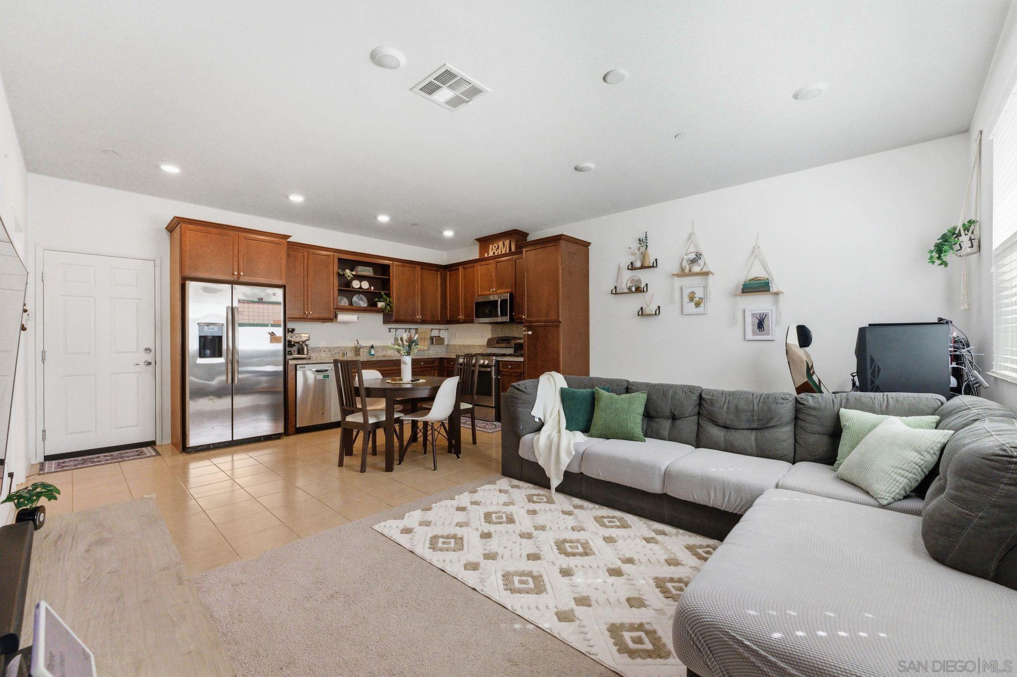 Detail Gallery Image 10 of 50 For 1512  Champion Lane  #UNIT 2,  Chula Vista,  CA 91915 - 3 Beds | 2/1 Baths