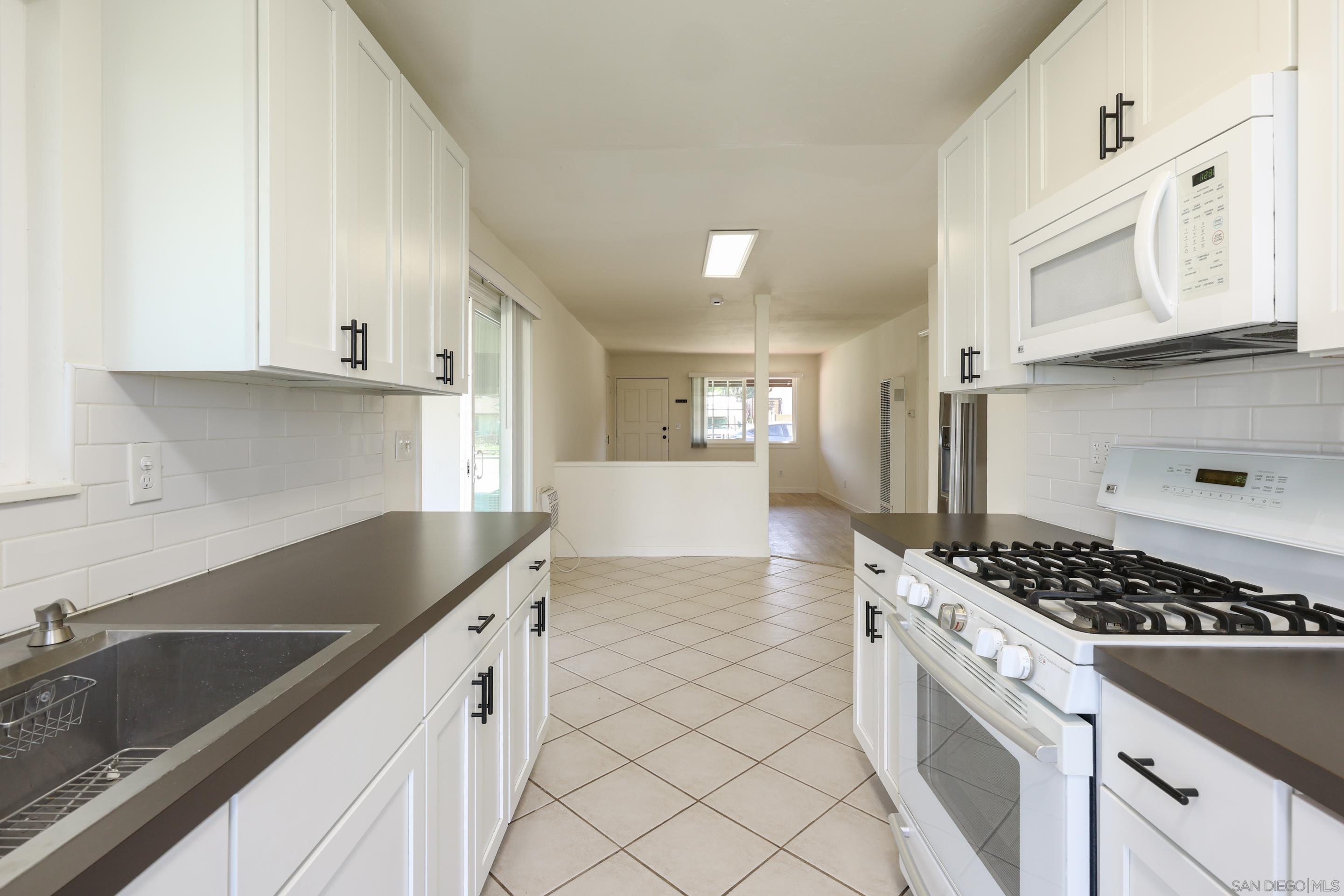 Detail Gallery Image 11 of 30 For 11102  Shadow Hill Way, Santee,  CA 92071 - 3 Beds | 2 Baths