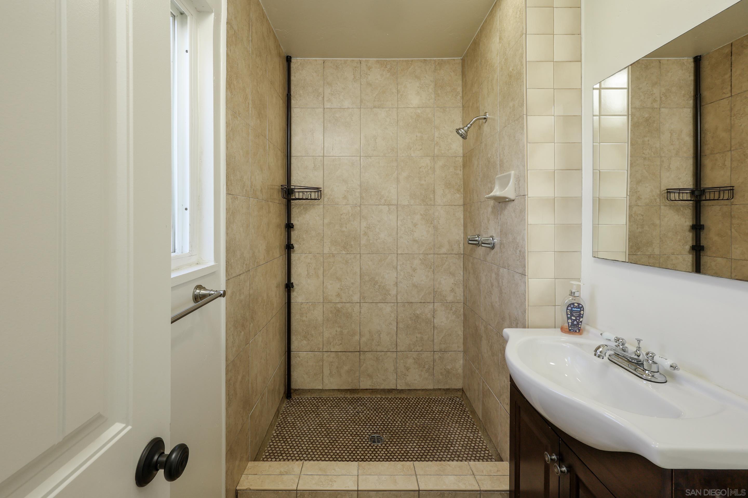 Detail Gallery Image 17 of 30 For 11102  Shadow Hill Way, Santee,  CA 92071 - 3 Beds | 2 Baths