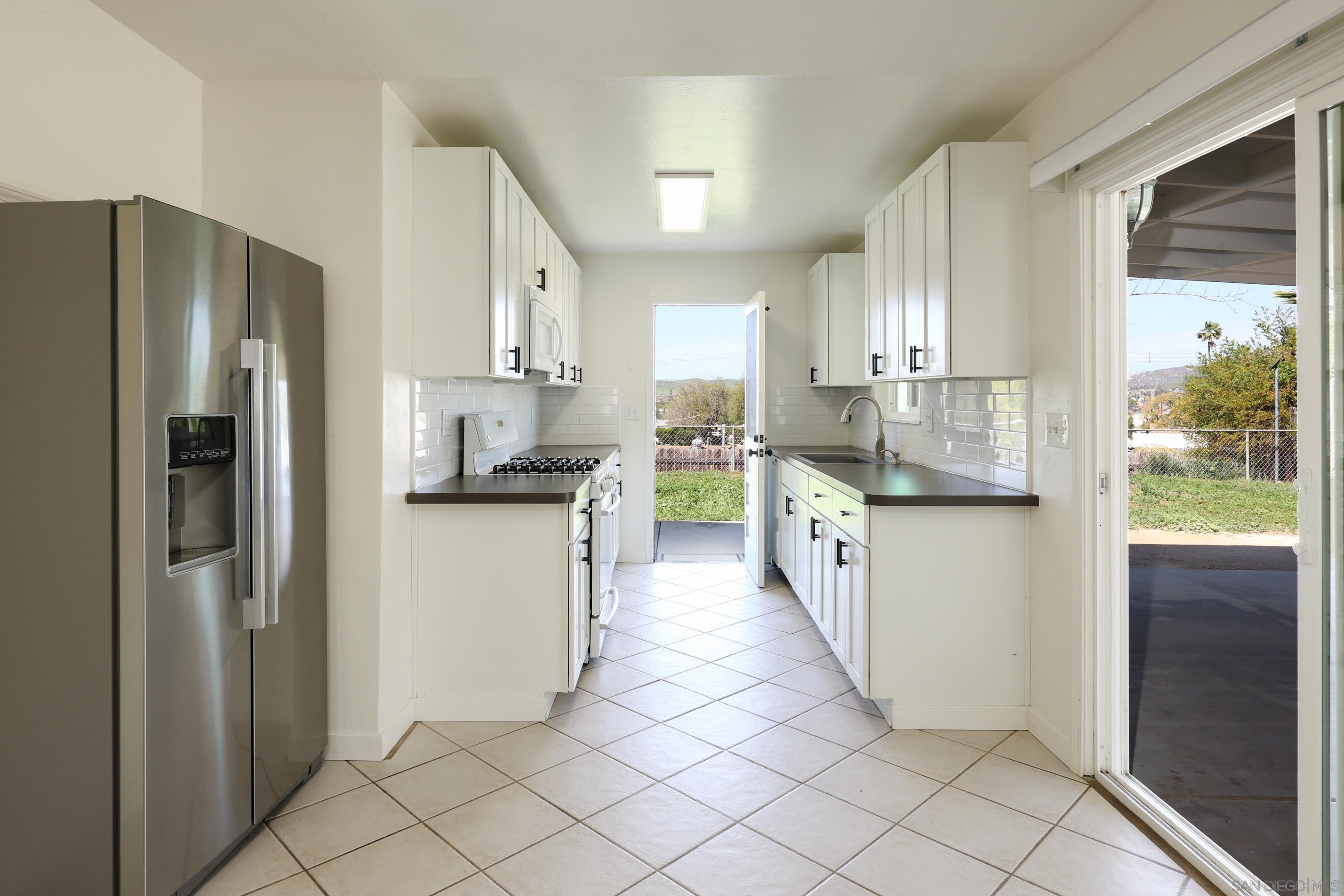 Detail Gallery Image 8 of 30 For 11102  Shadow Hill Way, Santee,  CA 92071 - 3 Beds | 2 Baths