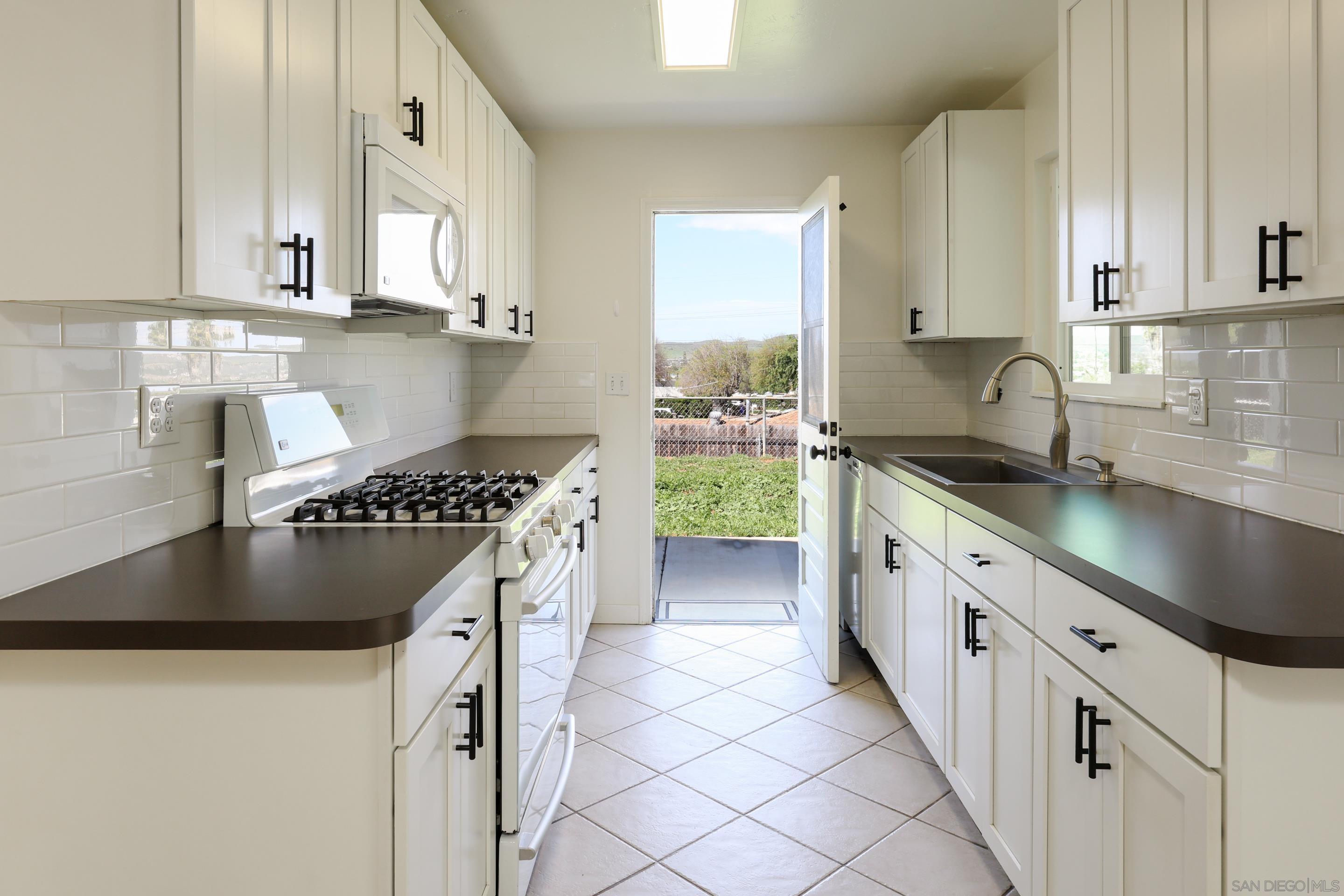 Detail Gallery Image 9 of 30 For 11102  Shadow Hill Way, Santee,  CA 92071 - 3 Beds | 2 Baths