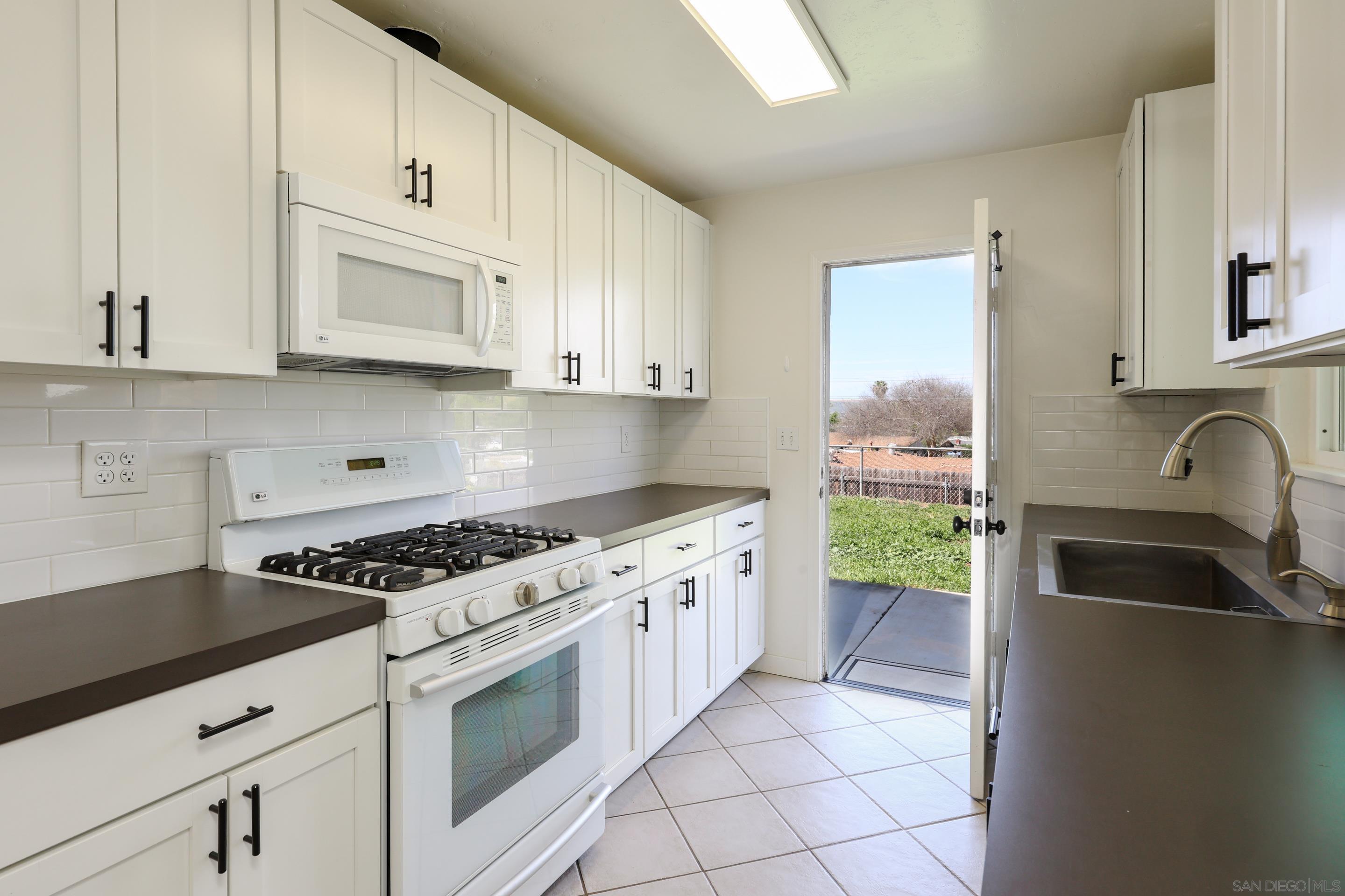 Detail Gallery Image 10 of 30 For 11102  Shadow Hill Way, Santee,  CA 92071 - 3 Beds | 2 Baths