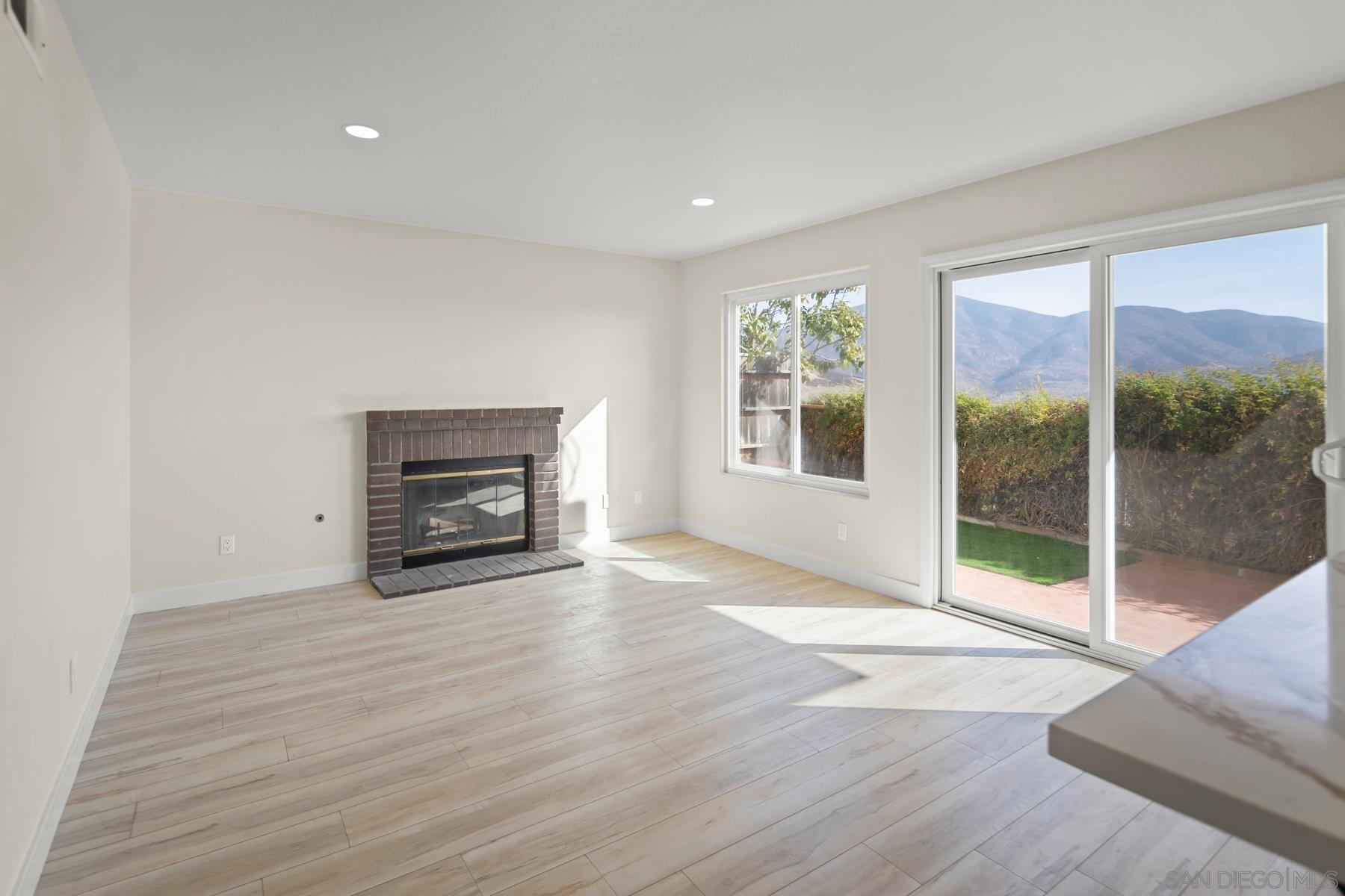 Detail Gallery Image 4 of 49 For 10167  Bluestone Court, Spring Valley,  CA 91977 - 3 Beds | 3 Baths