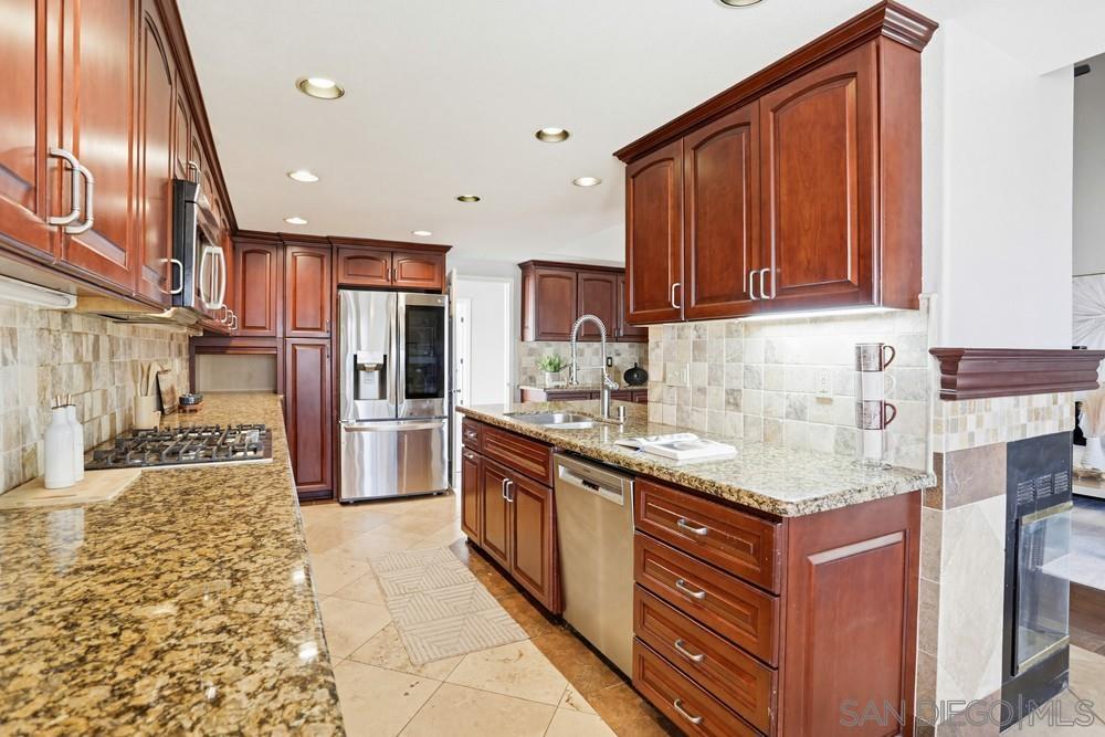 Detail Gallery Image 9 of 35 For 11753  Avenida Sivrita, San Diego,  CA 92128 - 5 Beds | 2/1 Baths