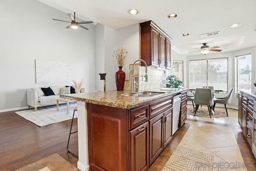 Detail Gallery Image 11 of 35 For 11753  Avenida Sivrita, San Diego,  CA 92128 - 5 Beds | 2/1 Baths