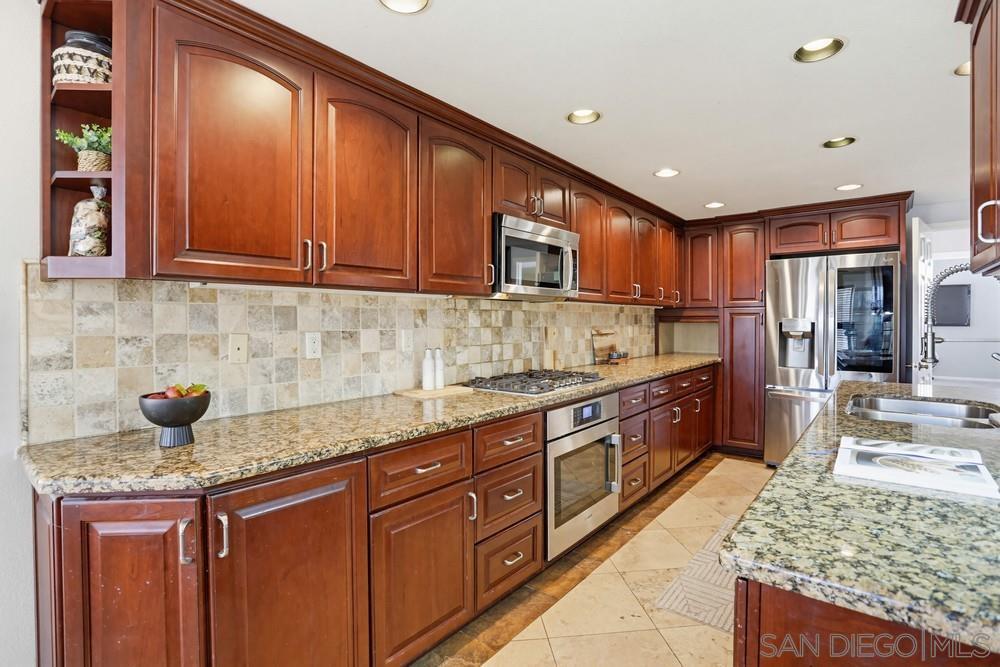 Detail Gallery Image 8 of 35 For 11753  Avenida Sivrita, San Diego,  CA 92128 - 5 Beds | 2/1 Baths