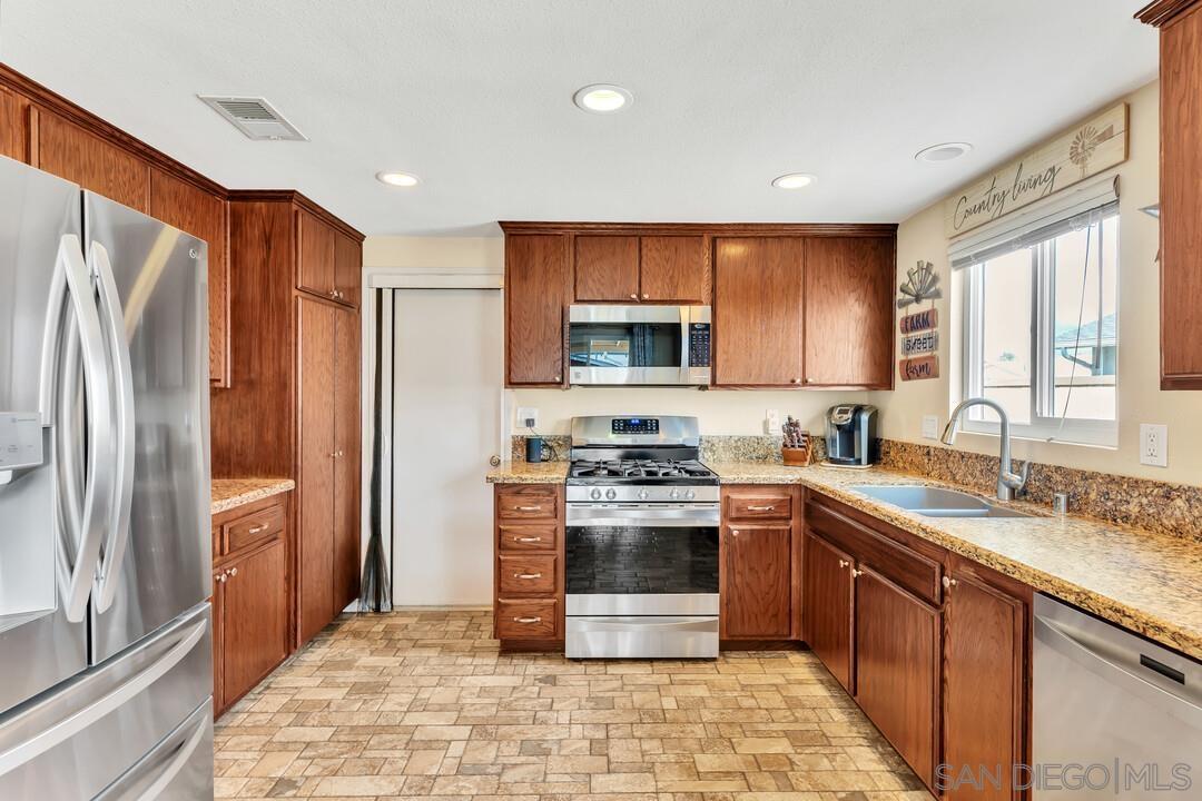 Detail Gallery Image 12 of 40 For 9219  via De Amor, Santee,  CA 92071 - 3 Beds | 2 Baths