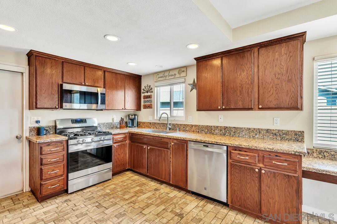 Detail Gallery Image 10 of 40 For 9219  via De Amor, Santee,  CA 92071 - 3 Beds | 2 Baths