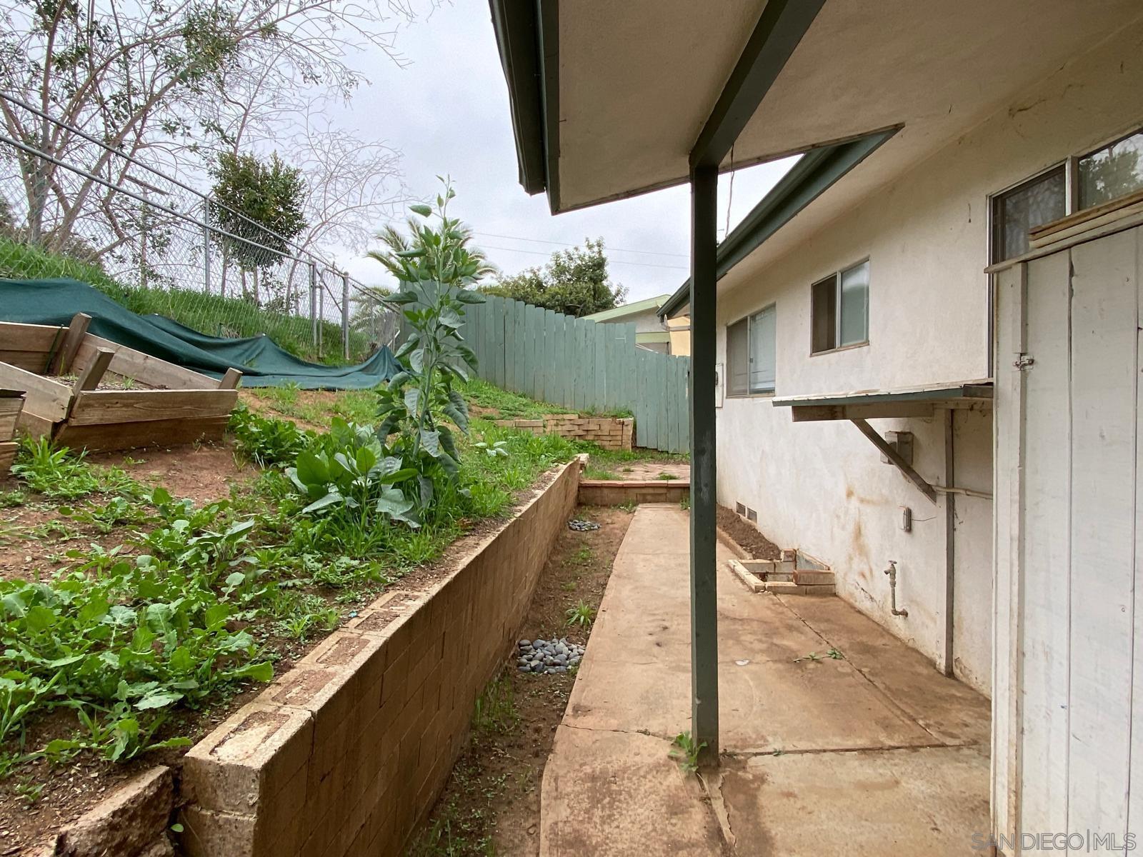 Detail Gallery Image 2 of 17 For 939 E 7th Ave, Escondido,  CA 92025 - 2 Beds | 1 Baths