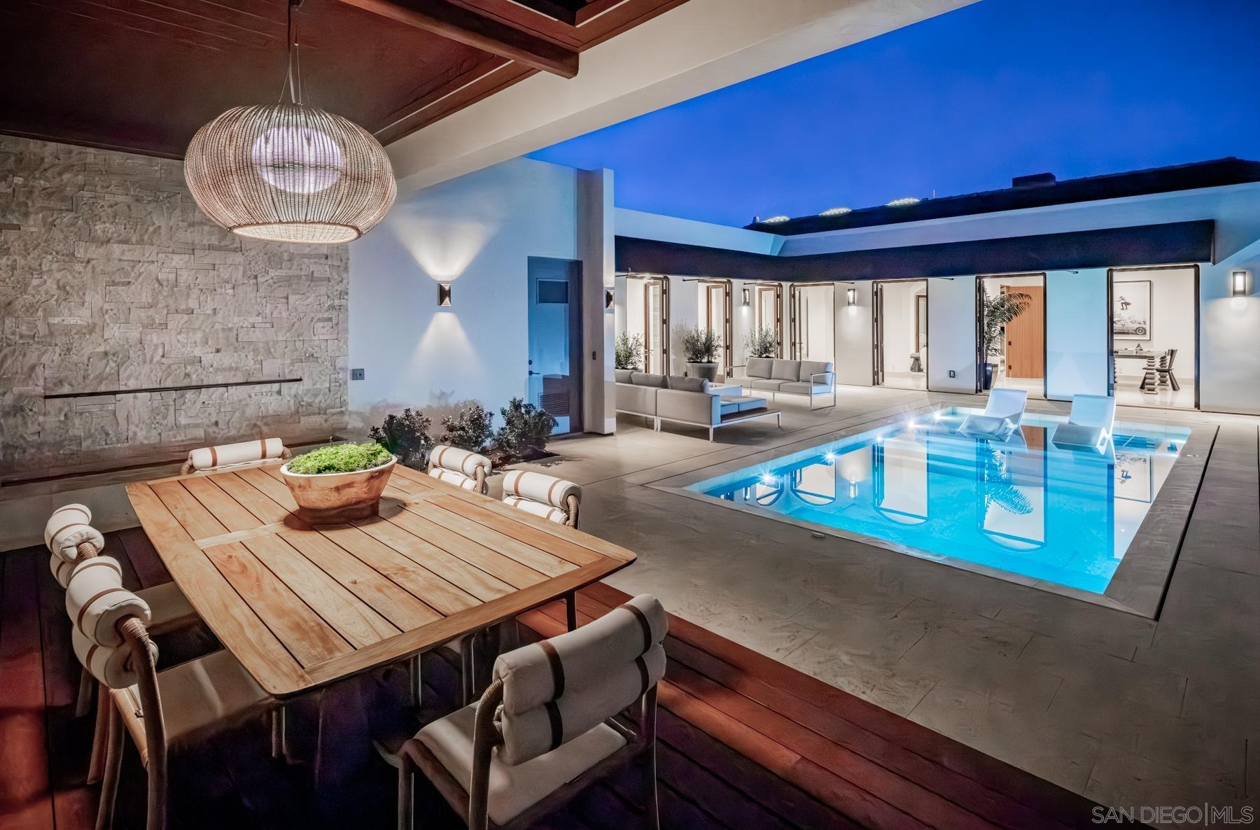 Detail Gallery Image 2 of 39 For 7970  Roseland Dr, La Jolla,  CA 92037 - 6 Beds | 5/1 Baths