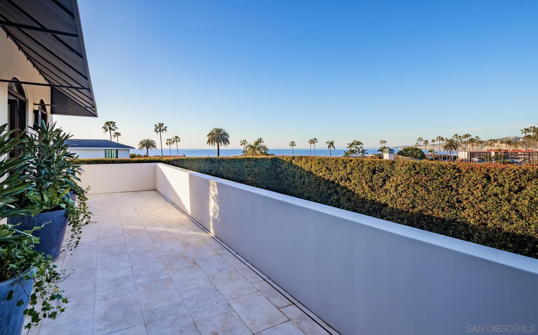 Detail Gallery Image 10 of 39 For 7970  Roseland Dr, La Jolla,  CA 92037 - 6 Beds | 5/1 Baths