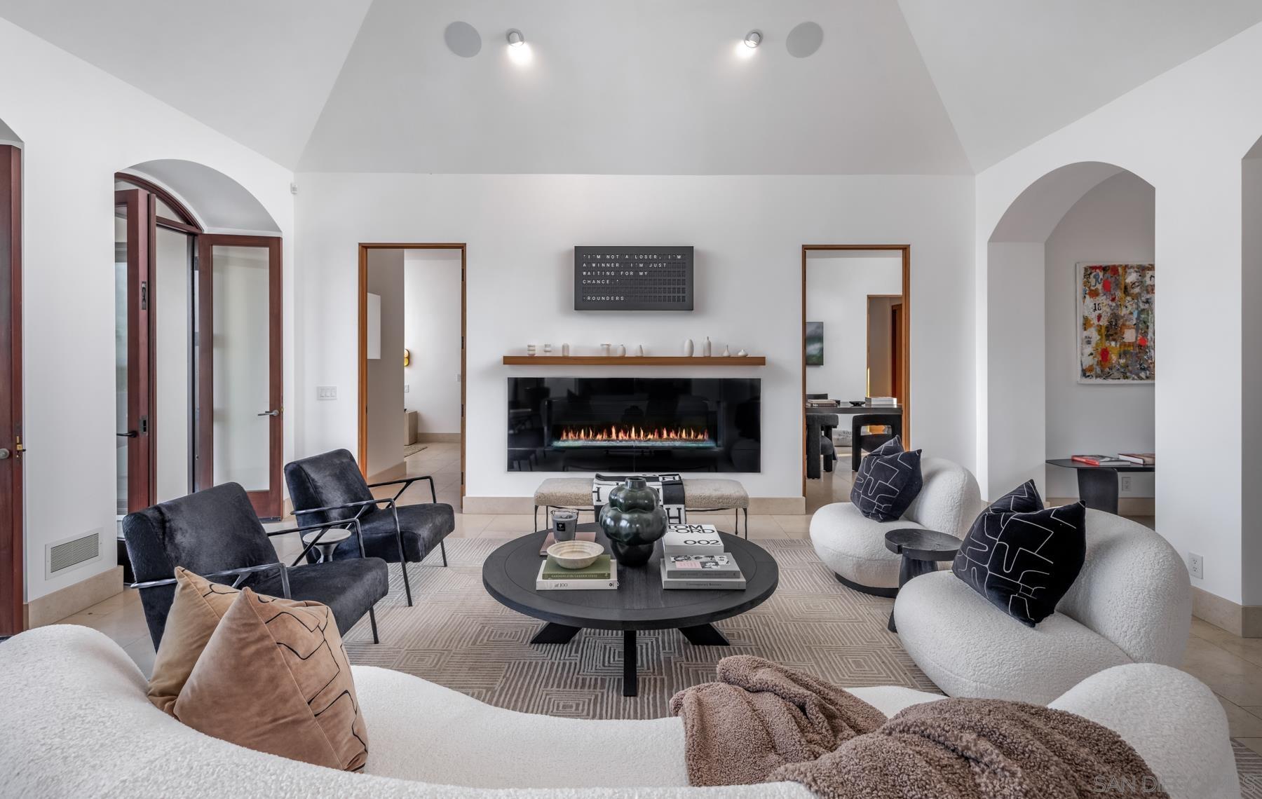 Detail Gallery Image 11 of 39 For 7970  Roseland Dr, La Jolla,  CA 92037 - 6 Beds | 5/1 Baths