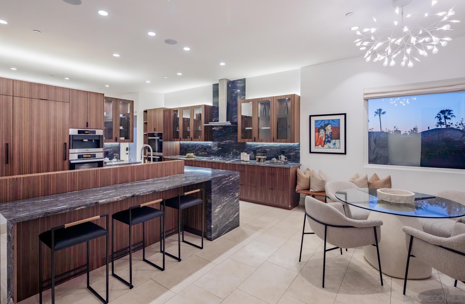 Detail Gallery Image 12 of 39 For 7970  Roseland Dr, La Jolla,  CA 92037 - 6 Beds | 5/1 Baths