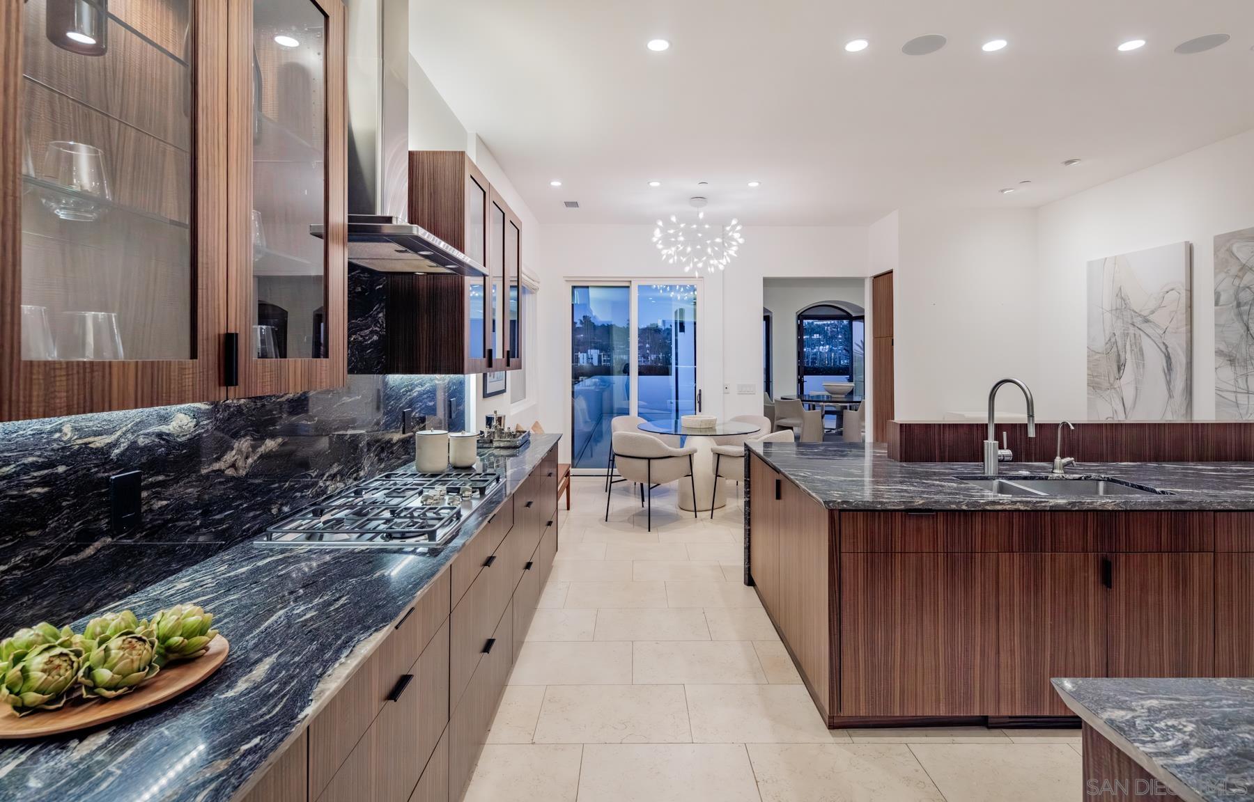 Detail Gallery Image 13 of 39 For 7970  Roseland Dr, La Jolla,  CA 92037 - 6 Beds | 5/1 Baths