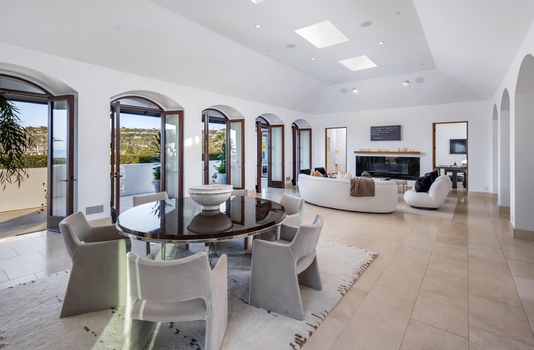 Detail Gallery Image 14 of 39 For 7970  Roseland Dr, La Jolla,  CA 92037 - 6 Beds | 5/1 Baths