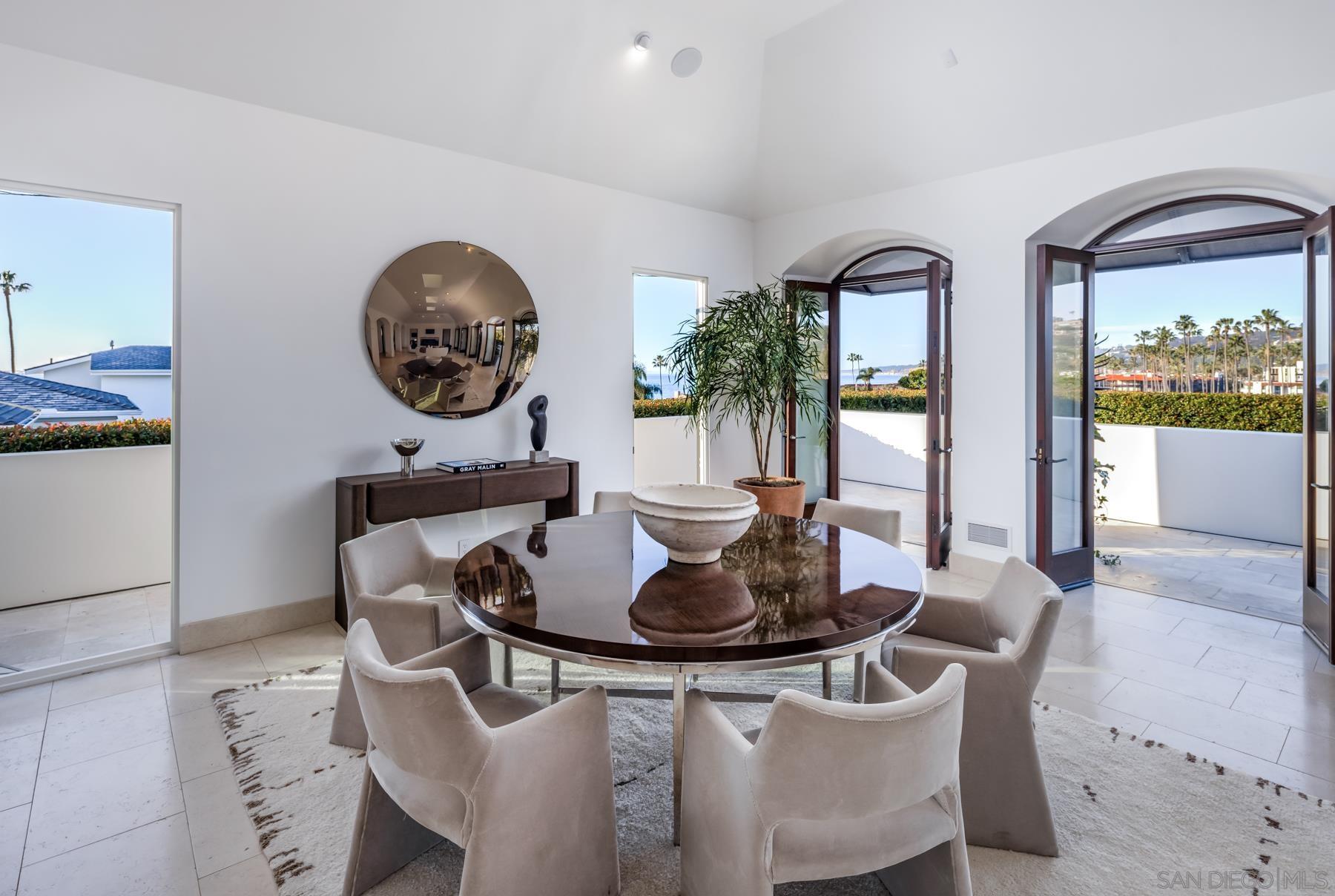 Detail Gallery Image 15 of 39 For 7970  Roseland Dr, La Jolla,  CA 92037 - 6 Beds | 5/1 Baths