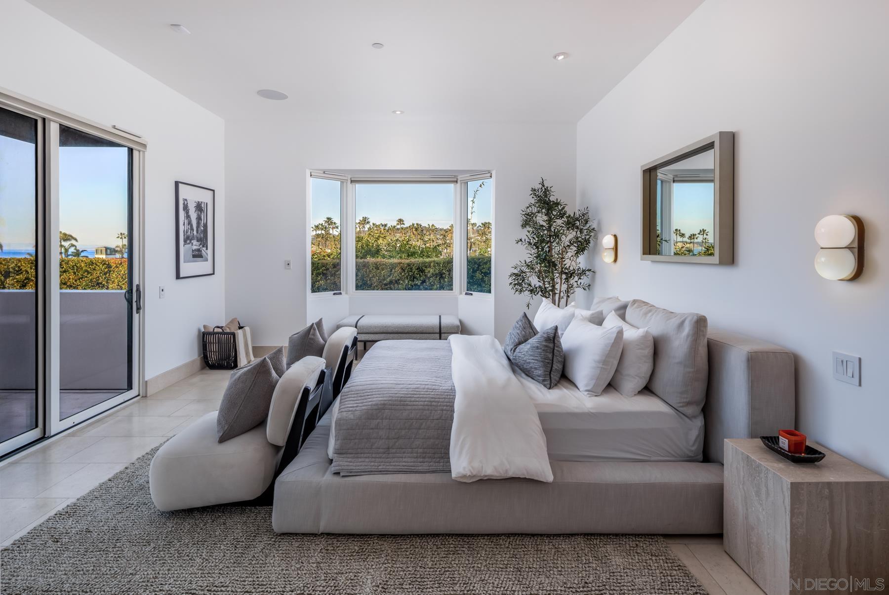 Detail Gallery Image 16 of 39 For 7970  Roseland Dr, La Jolla,  CA 92037 - 6 Beds | 5/1 Baths