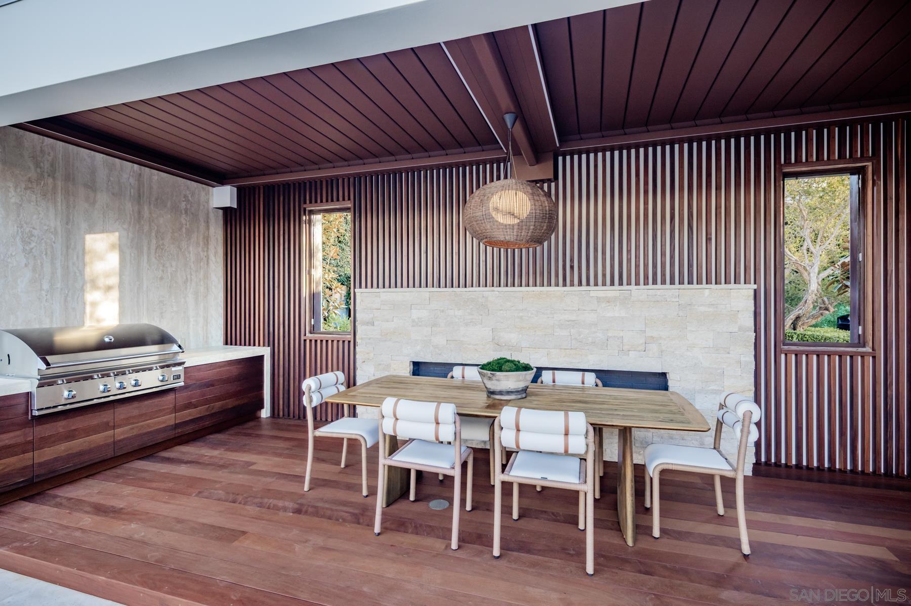 Detail Gallery Image 3 of 39 For 7970  Roseland Dr, La Jolla,  CA 92037 - 6 Beds | 5/1 Baths