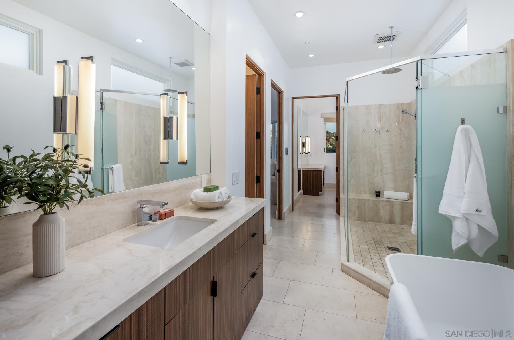 Detail Gallery Image 19 of 39 For 7970  Roseland Dr, La Jolla,  CA 92037 - 6 Beds | 5/1 Baths