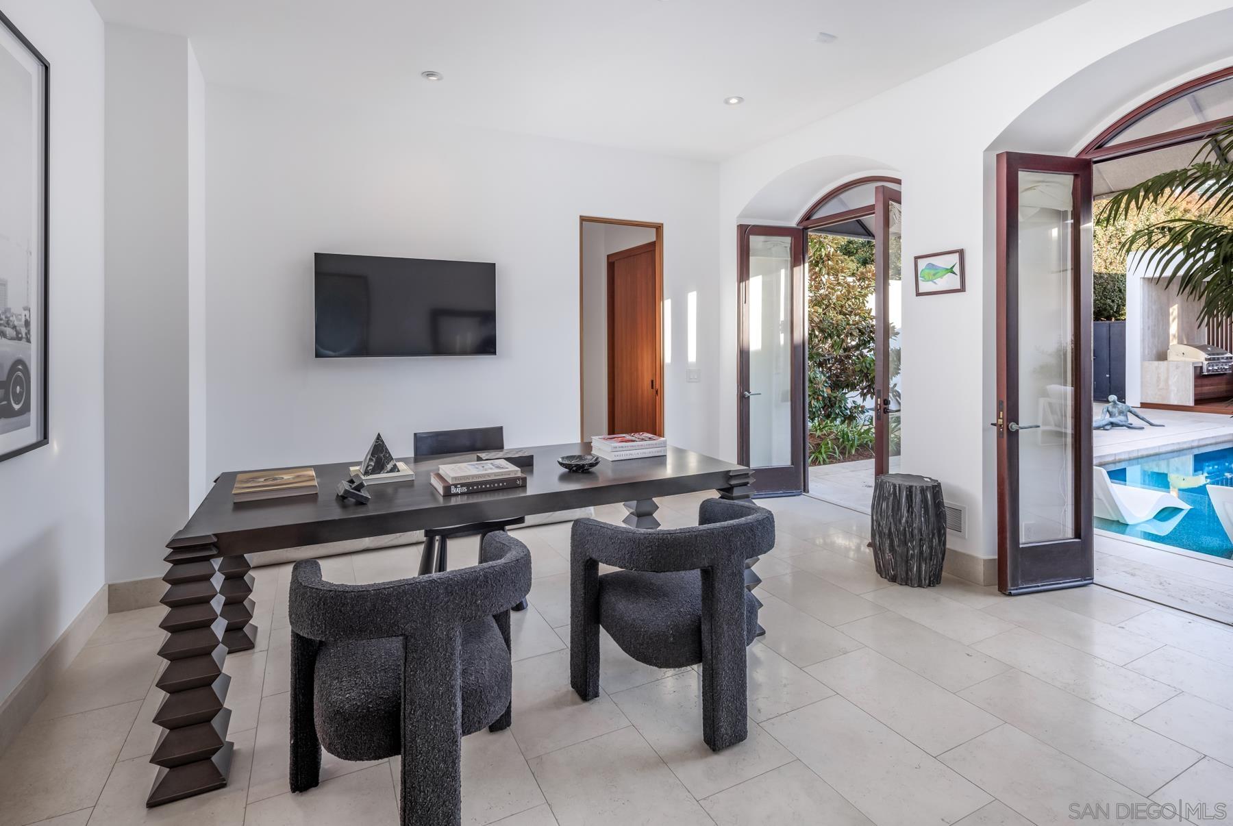 Detail Gallery Image 22 of 39 For 7970  Roseland Dr, La Jolla,  CA 92037 - 6 Beds | 5/1 Baths