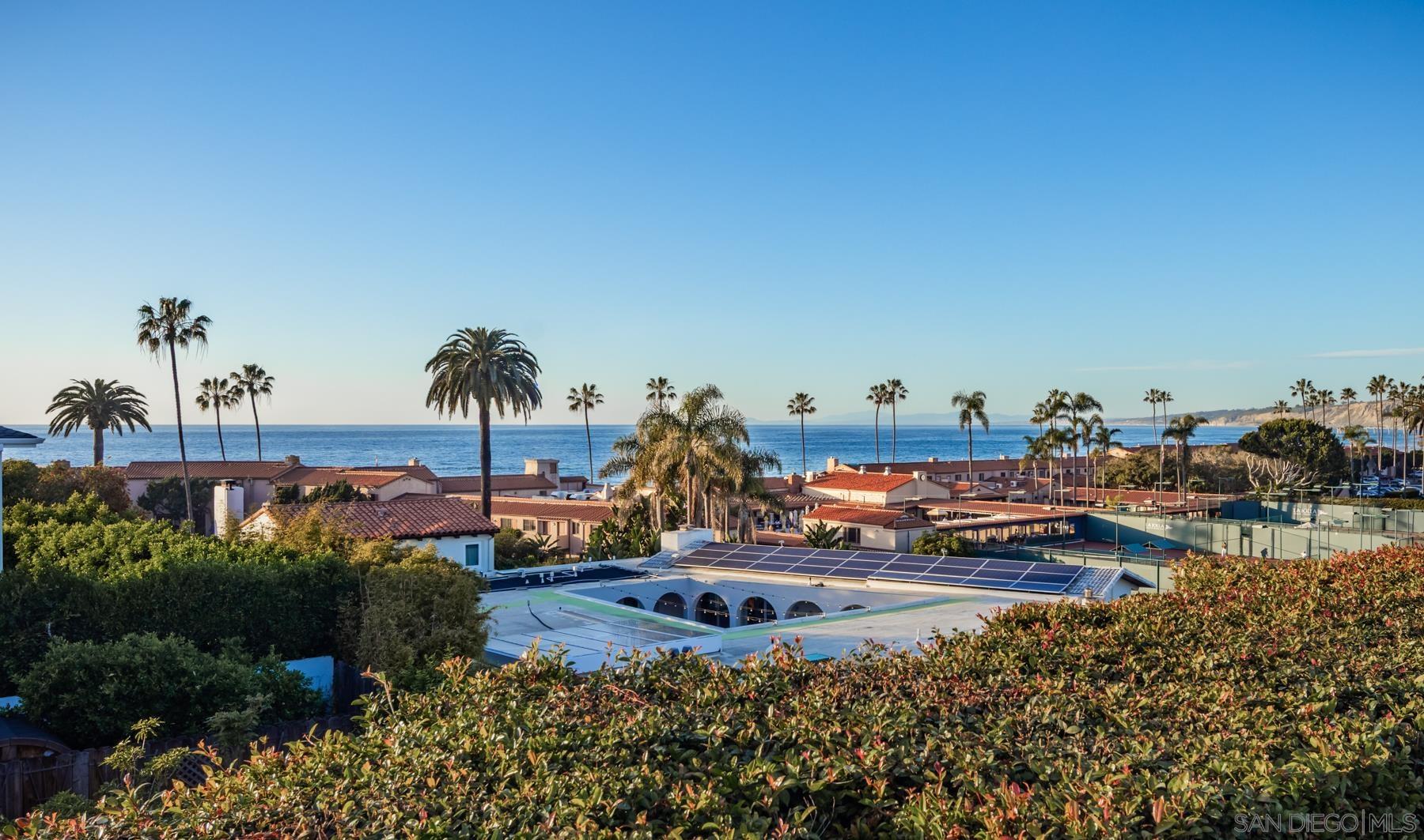 Detail Gallery Image 4 of 39 For 7970  Roseland Dr, La Jolla,  CA 92037 - 6 Beds | 5/1 Baths