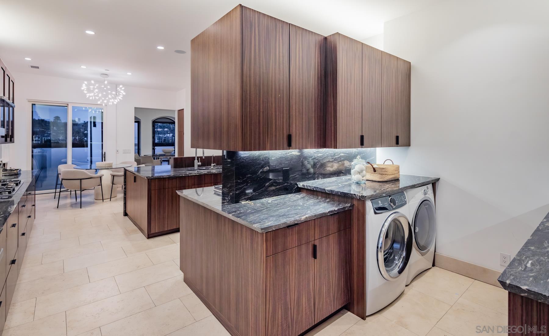 Detail Gallery Image 30 of 39 For 7970  Roseland Dr, La Jolla,  CA 92037 - 6 Beds | 5/1 Baths