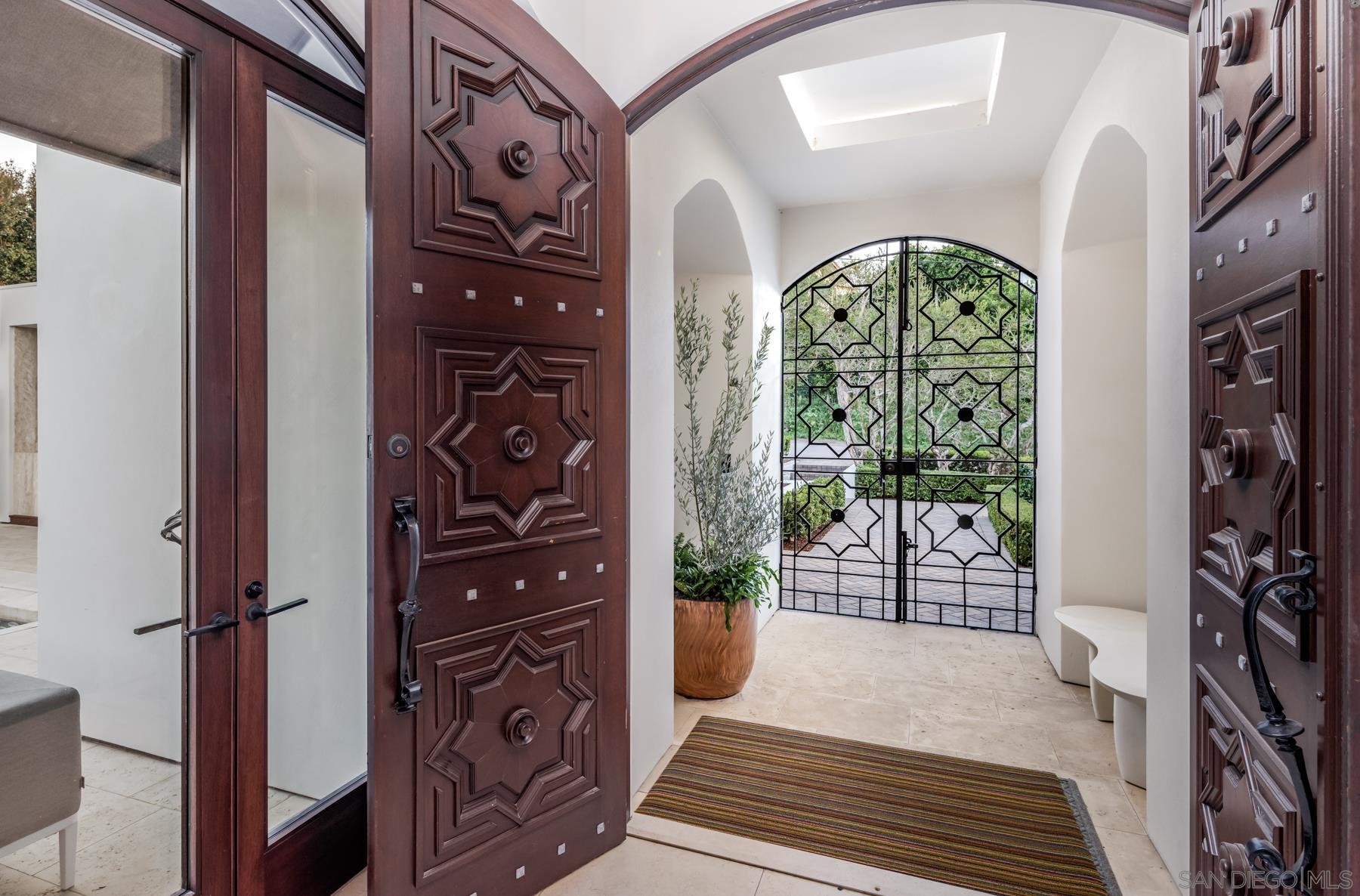 Detail Gallery Image 6 of 39 For 7970  Roseland Dr, La Jolla,  CA 92037 - 6 Beds | 5/1 Baths