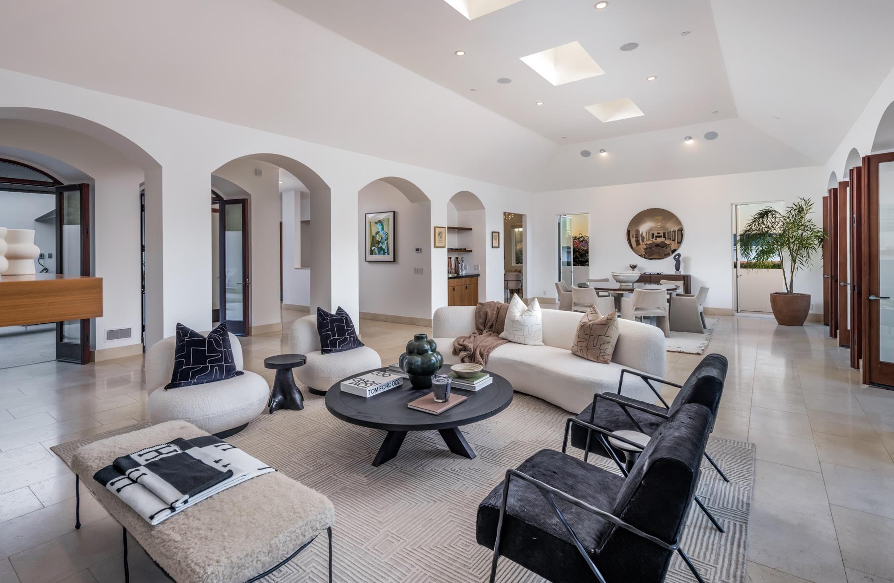 Detail Gallery Image 8 of 39 For 7970  Roseland Dr, La Jolla,  CA 92037 - 6 Beds | 5/1 Baths