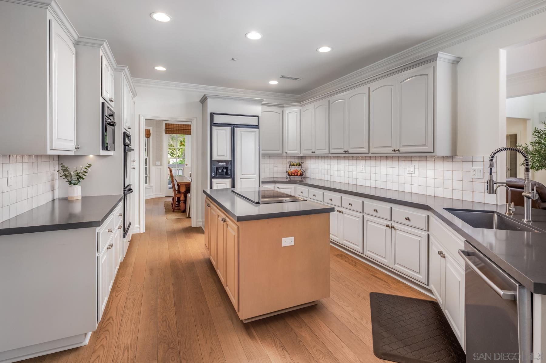 Detail Gallery Image 11 of 50 For 2035-41  Mango Glen, Vista,  CA 92084 - 6 Beds | 4/1 Baths