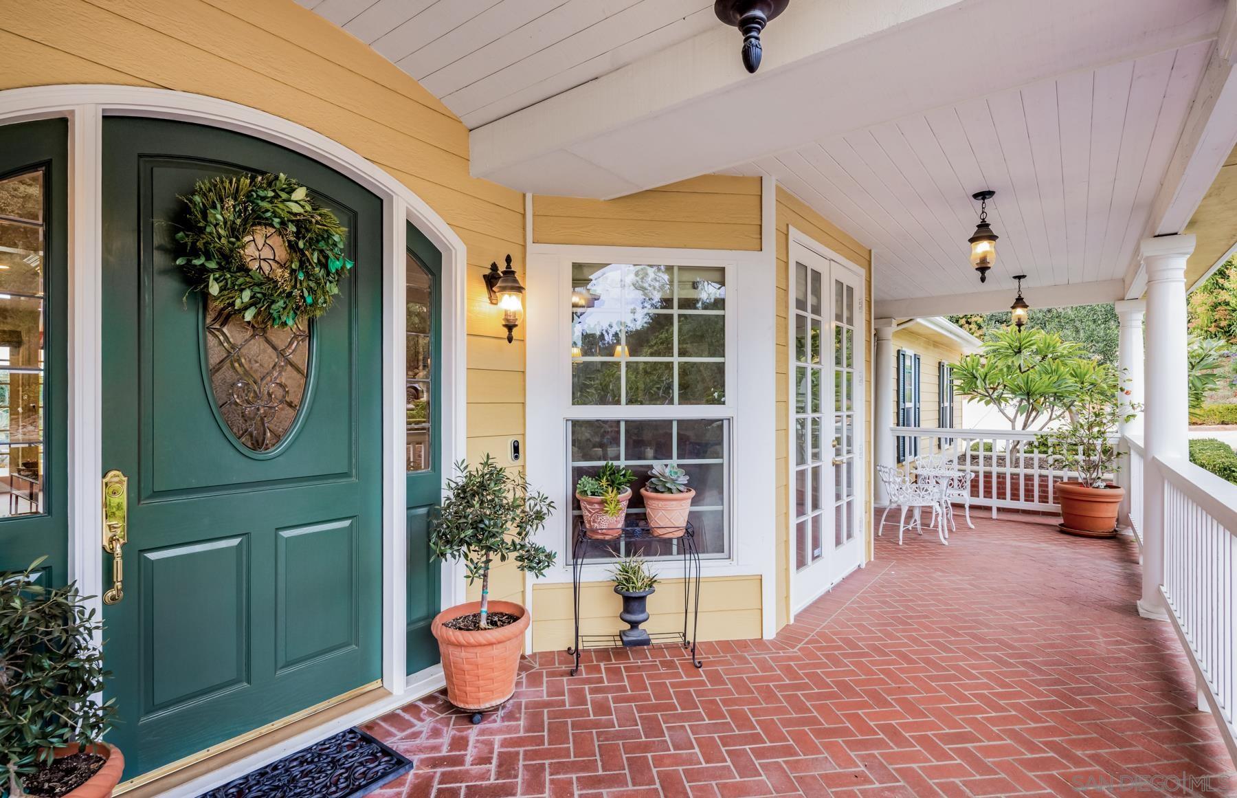 Detail Gallery Image 4 of 50 For 2035-41  Mango Glen, Vista,  CA 92084 - 6 Beds | 4/1 Baths