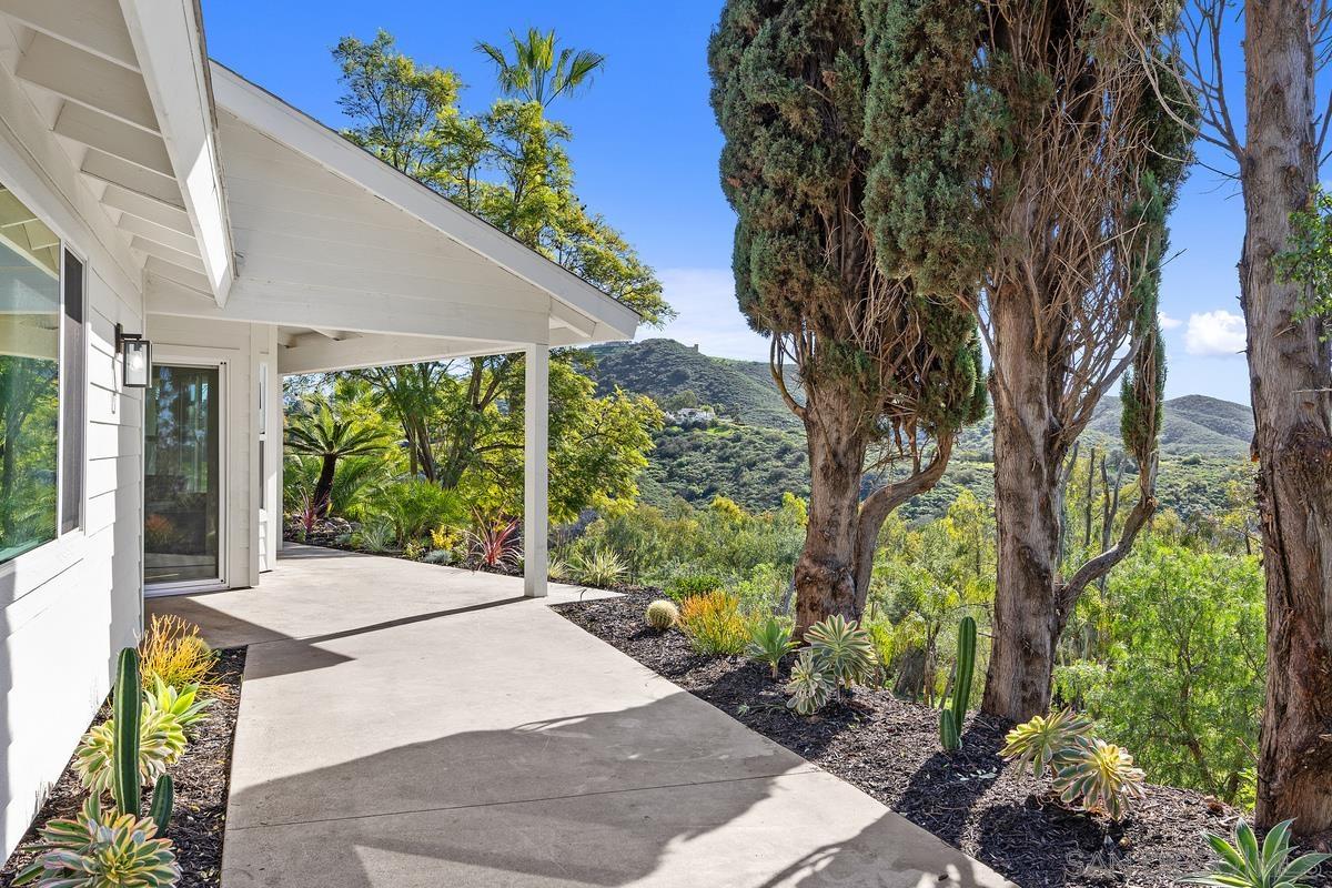 Detail Gallery Image 2 of 56 For 1112  Starview Dr, Vista,  CA 92084 - 7 Beds | 4/1 Baths