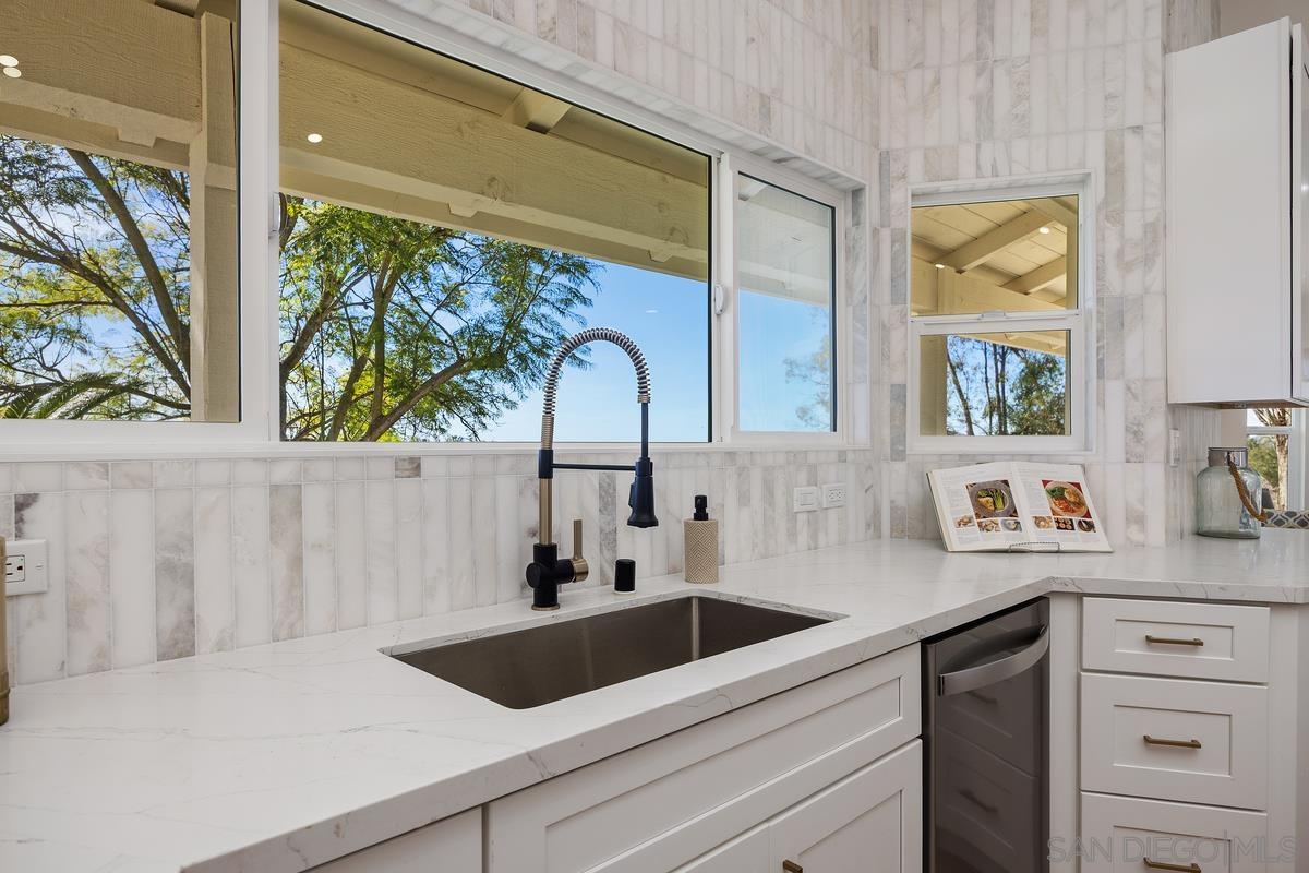 Detail Gallery Image 11 of 56 For 1112  Starview Dr, Vista,  CA 92084 - 7 Beds | 4/1 Baths