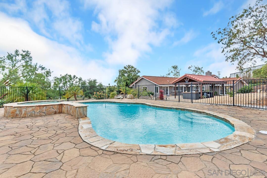 Detail Gallery Image 4 of 60 For 14930  Eastvale, Poway,  CA 92064 - 4 Beds | 2/1 Baths