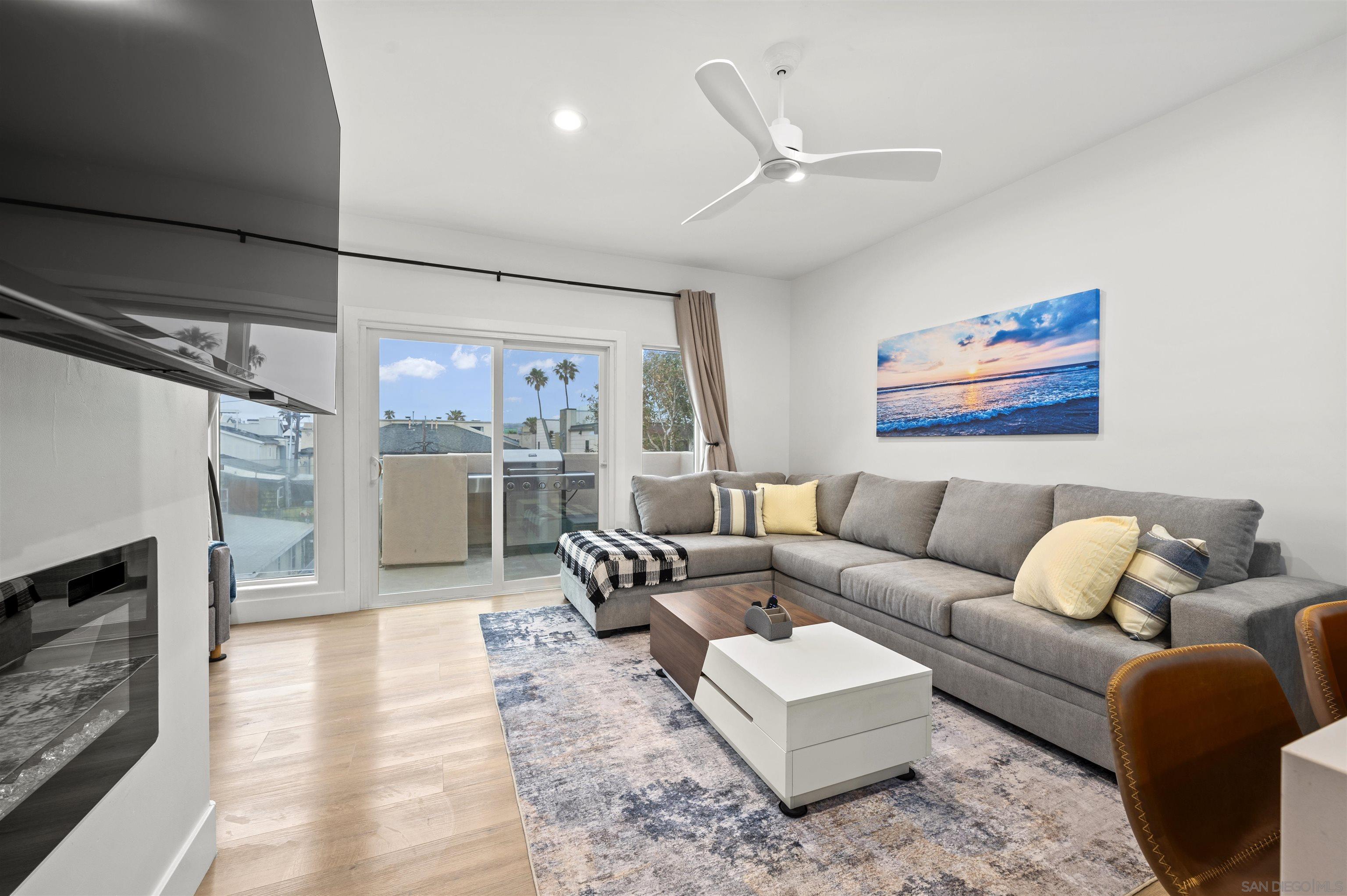 Detail Gallery Image 13 of 48 For 727  Ostend Ct, San Diego,  CA 92109 - 3 Beds | 2/1 Baths